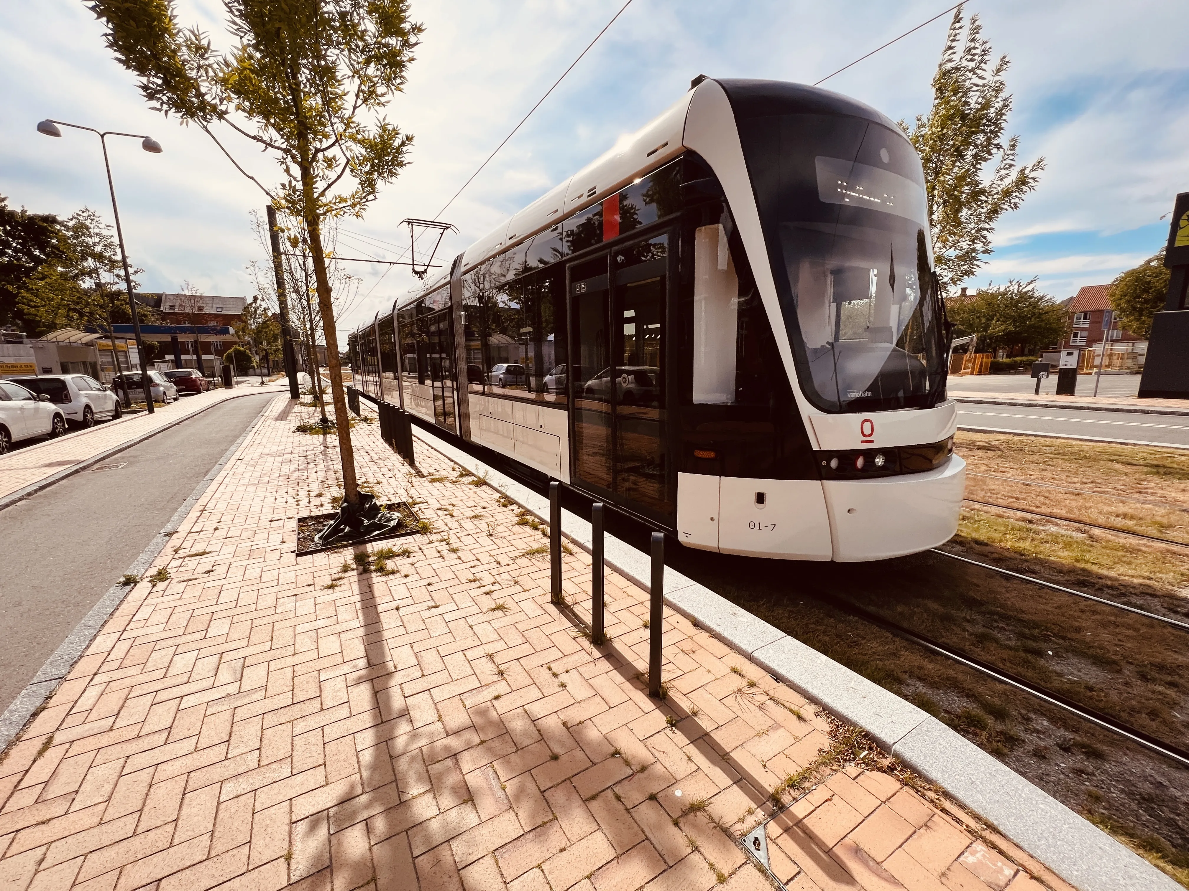 Billede af Odense Letbane togsæt 01 fotograferet ud for Vestre Stationsvej Letbanestation.