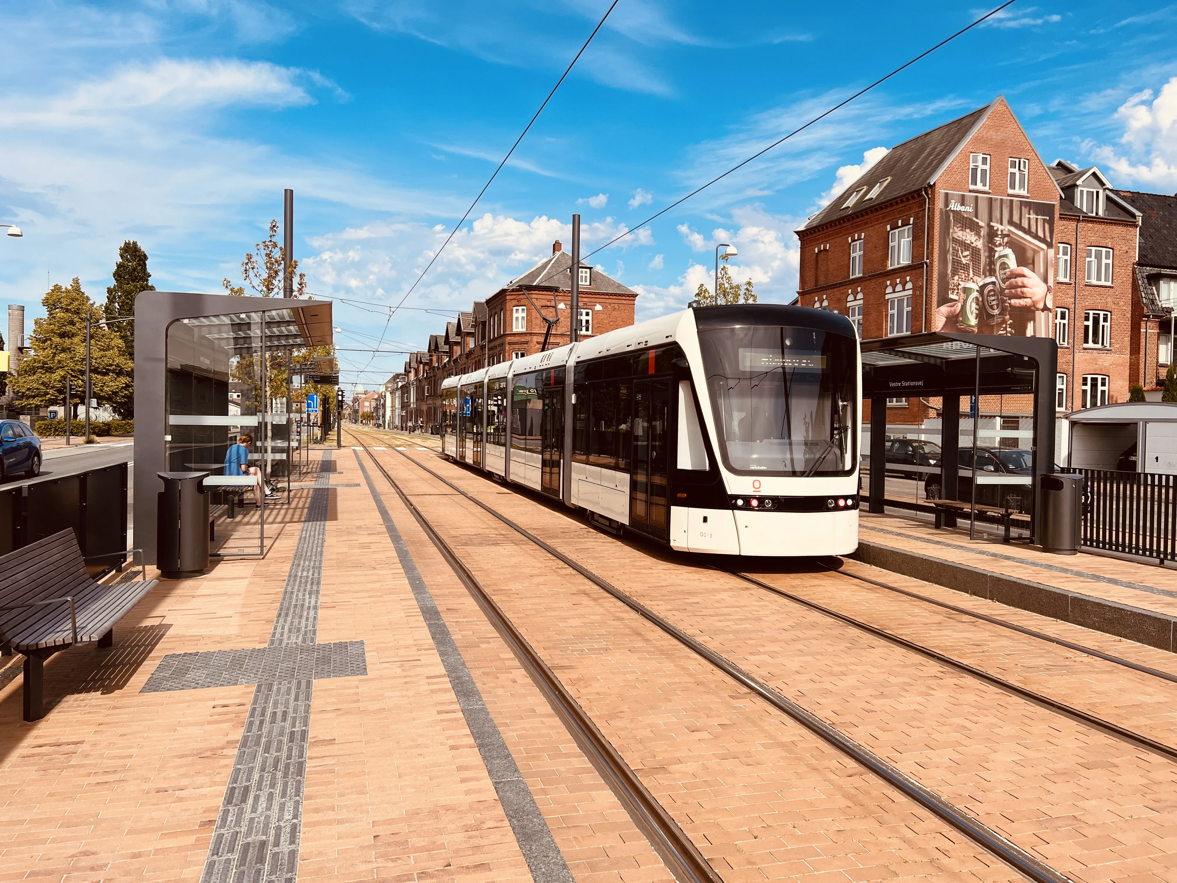 Billede af Odense Letbane togsæt 01 fotograferet ud for Vestre Stationsvej Letbanestation.