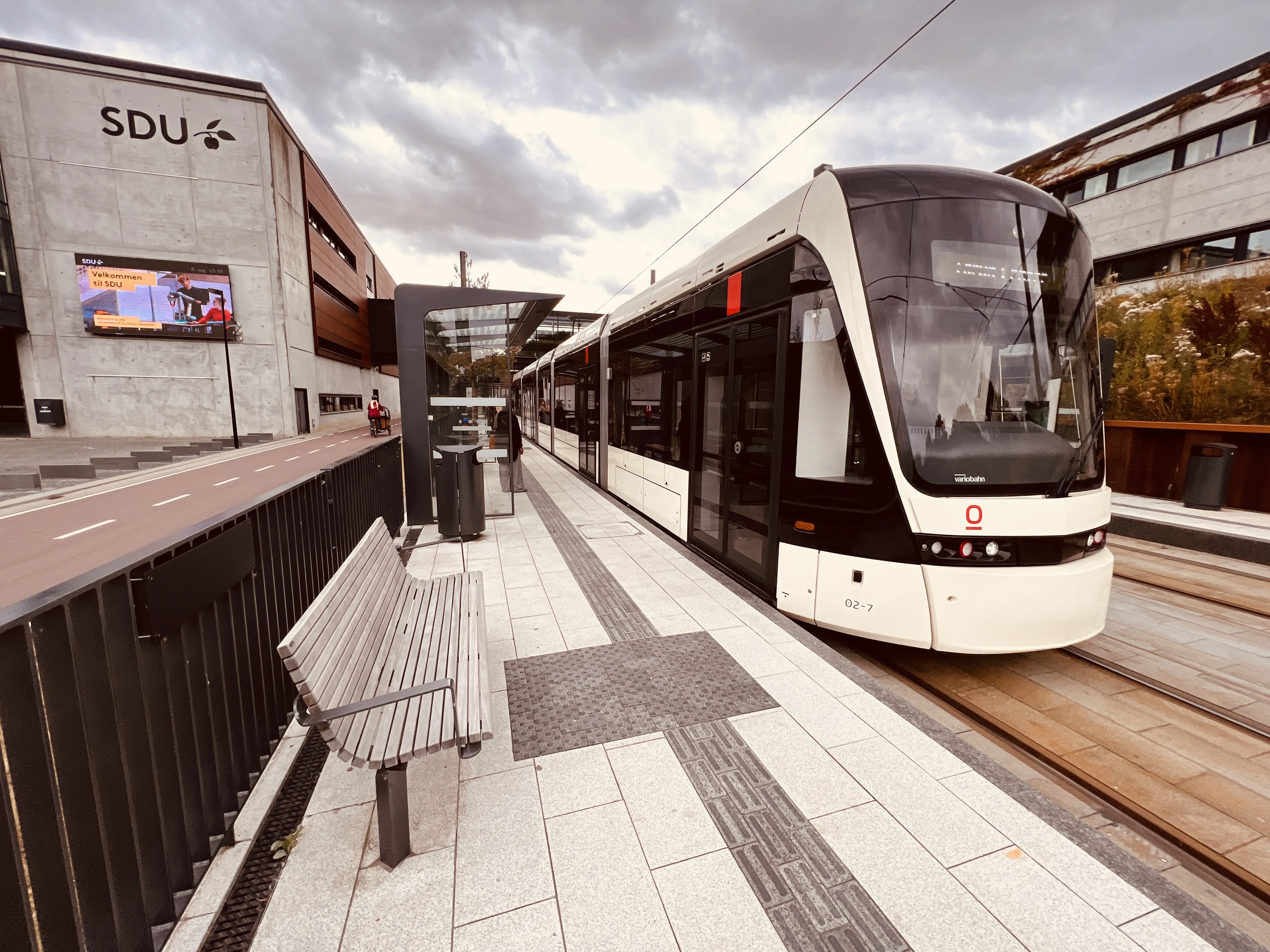 Billede af Odense Letbane togsæt 02 fotograferet ud for Campus Odense Letbanestation.