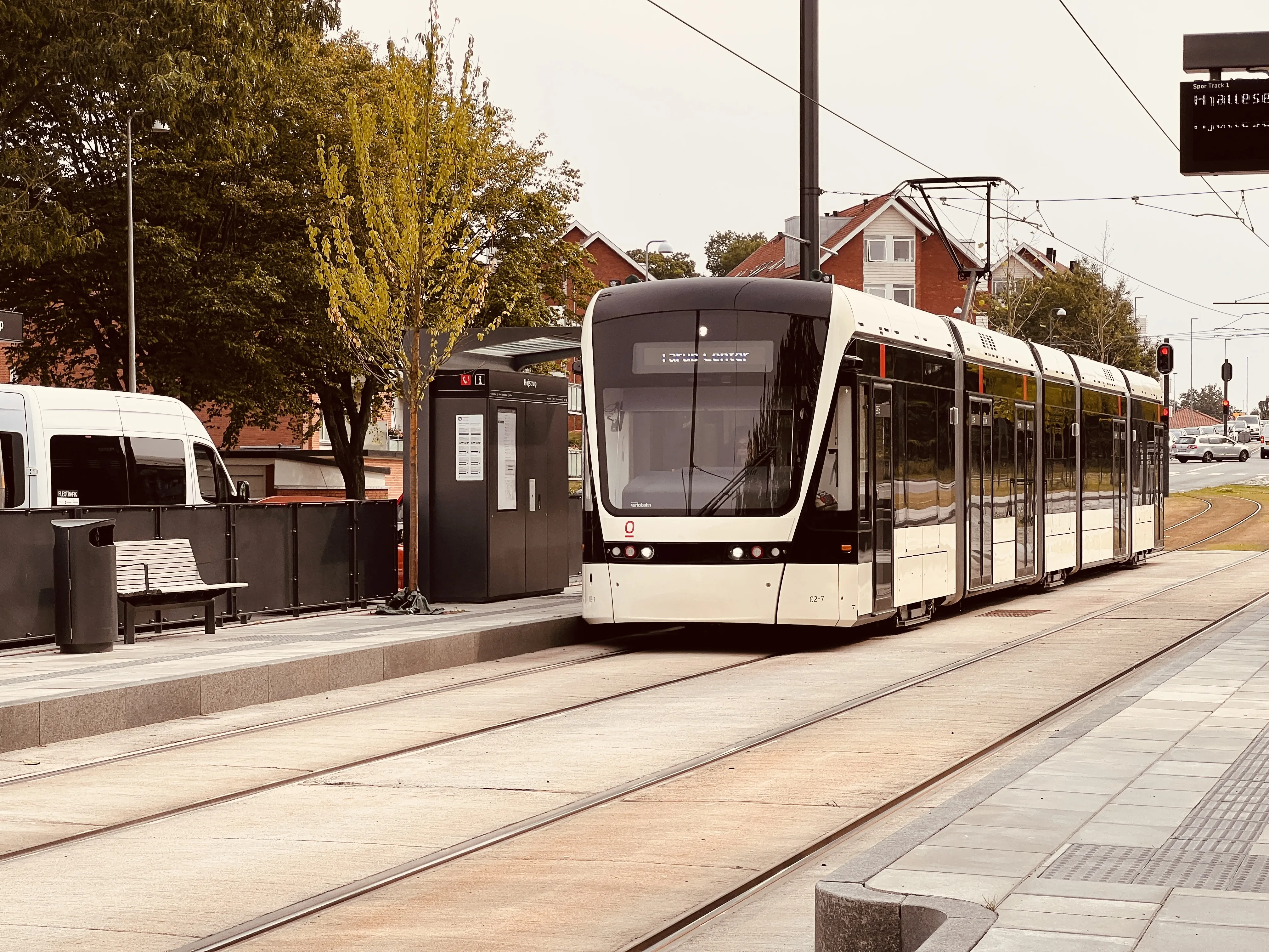 Billede af Odense Letbane togsæt 02 fotograferet ud for Højstrup Letbanestation.