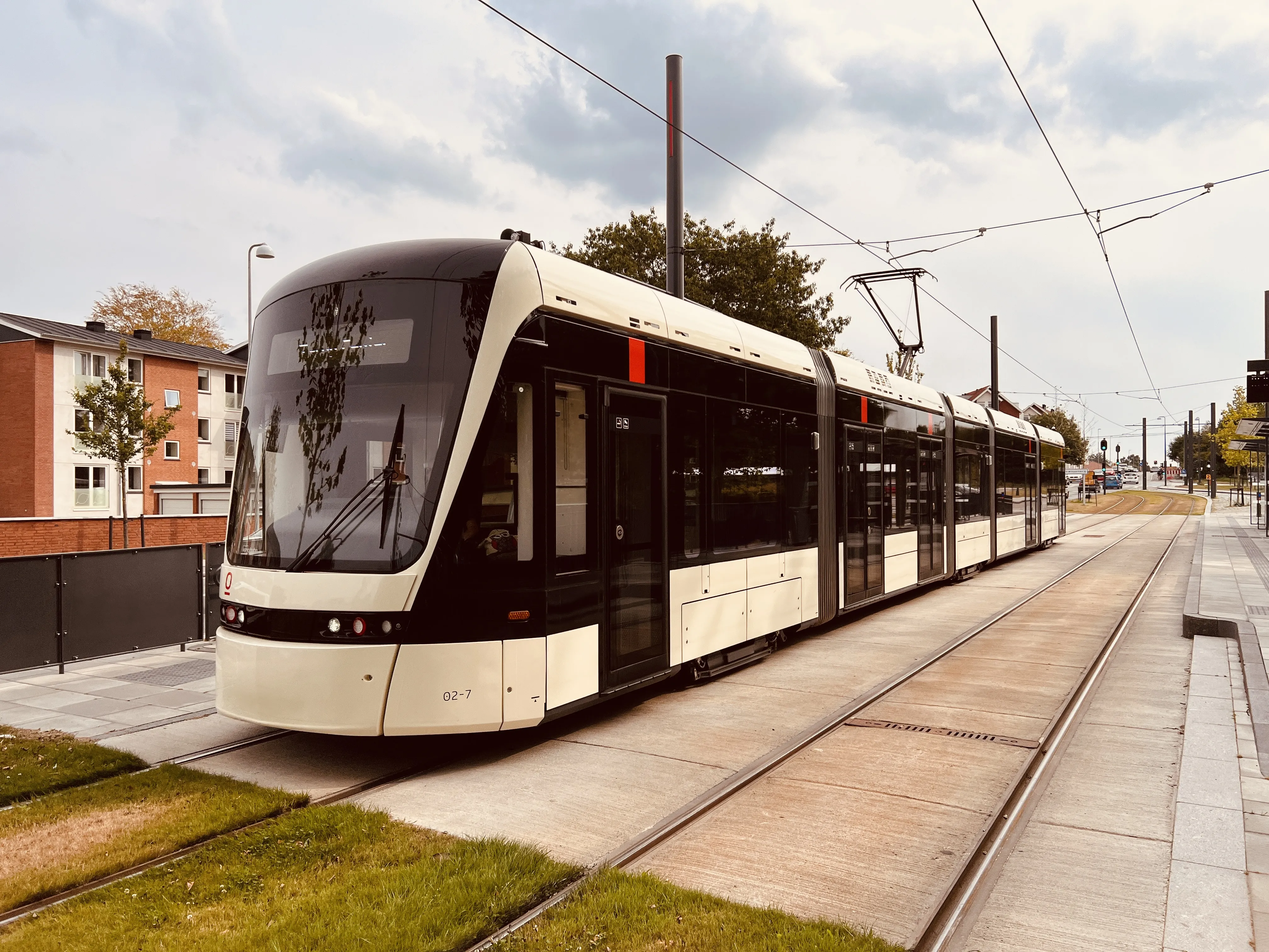 Billede af Odense Letbane togsæt 02 fotograferet ud for Højstrup Letbanestation.