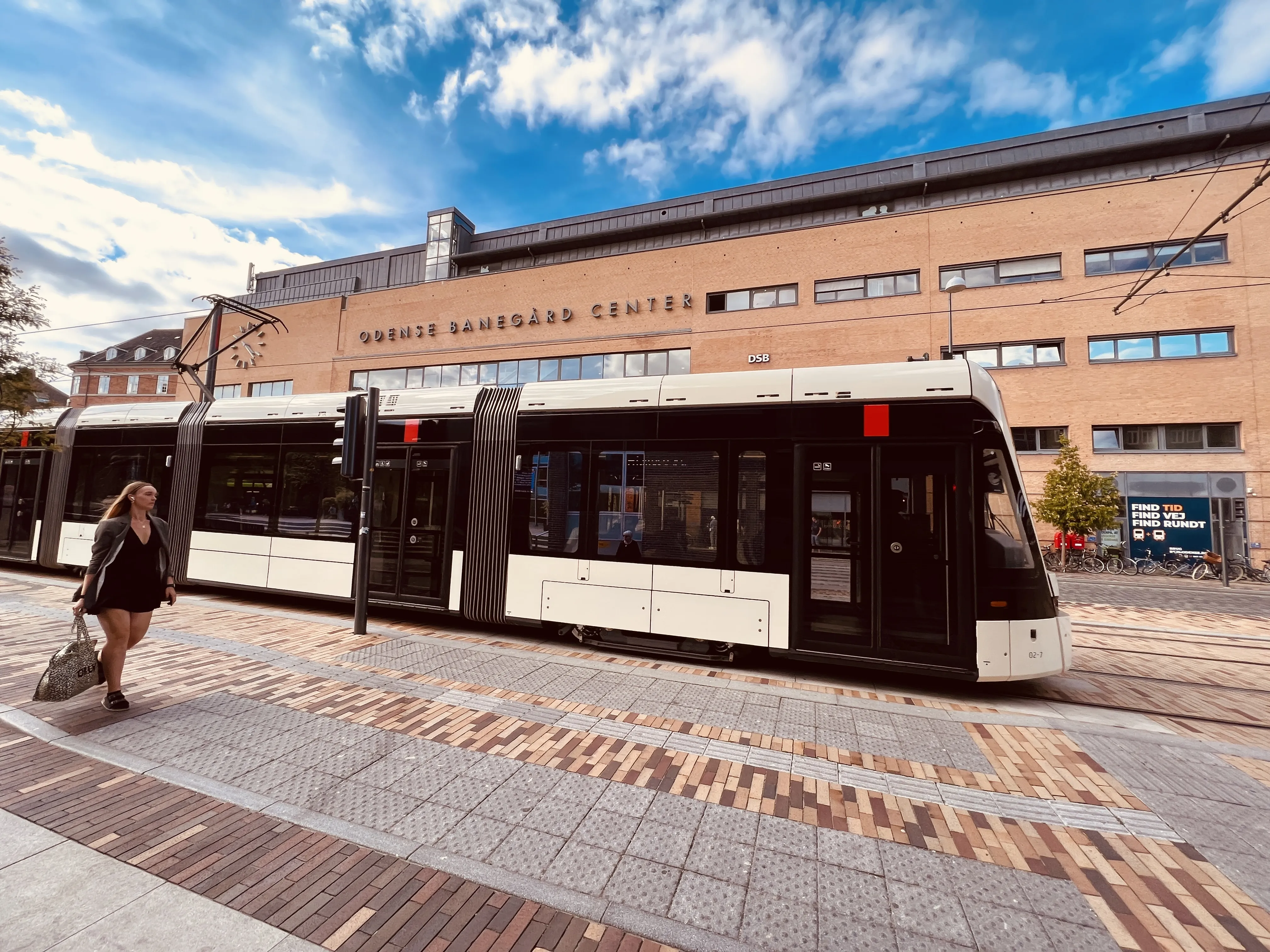 Billede af Odense Letbane togsæt 02 fotograferet ud for Odense Banegård Letbanestation.