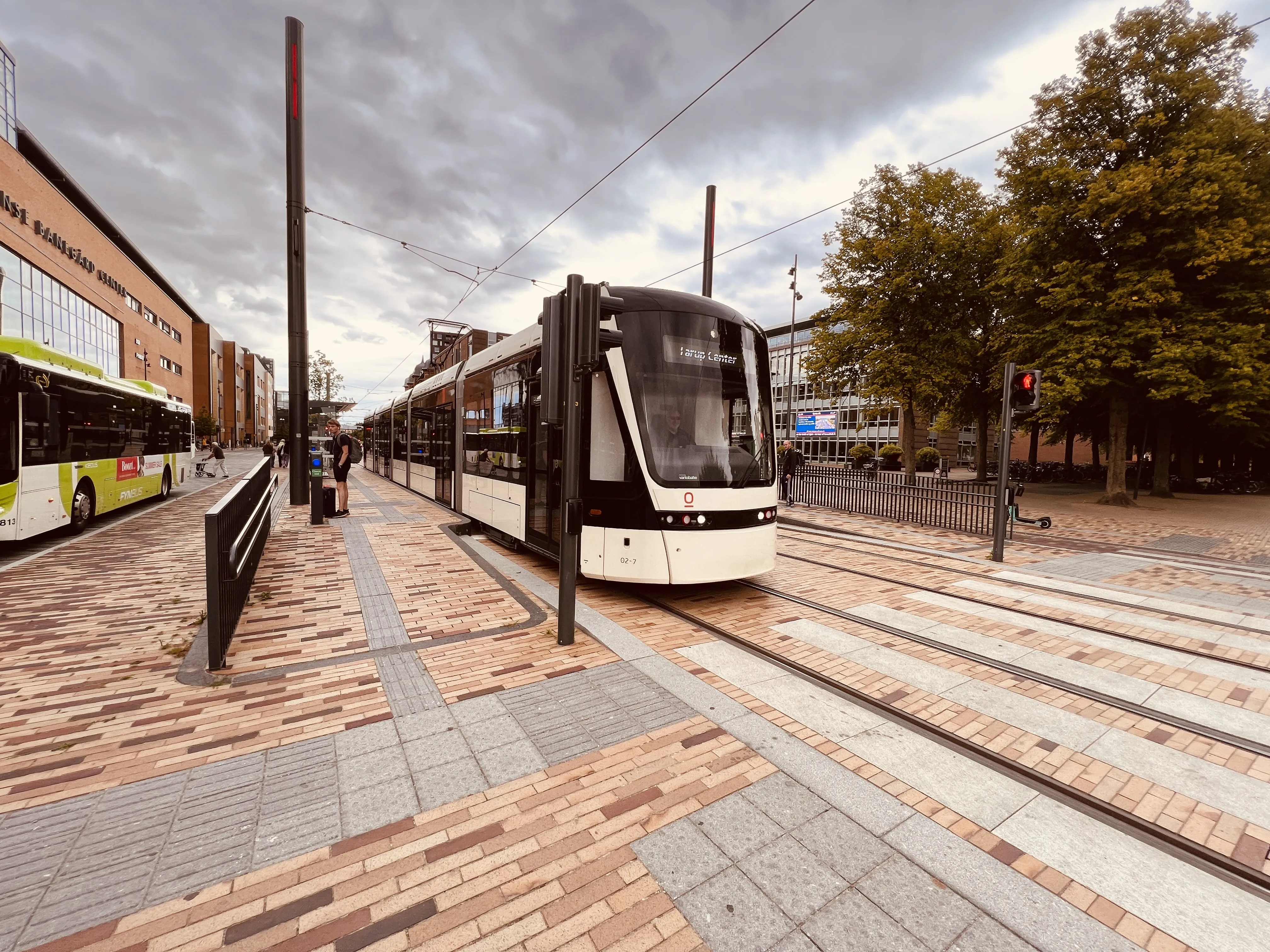 Billede af Odense Letbane togsæt 02 fotograferet ud for Odense Banegård Letbanestation.