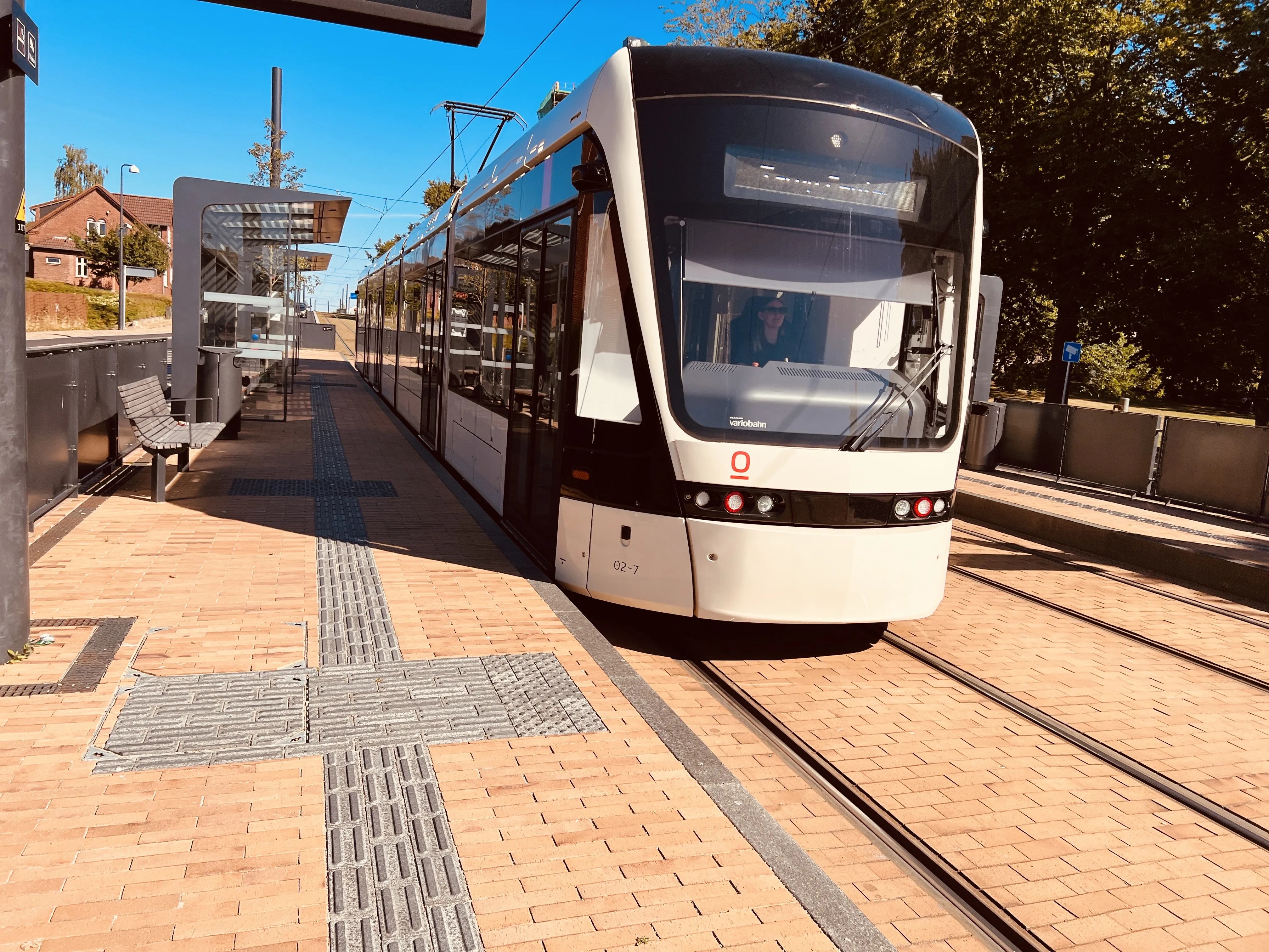 Billede af Odense Letbane togsæt 02 fotograferet ud for Østerbæksvej Letbanestation.