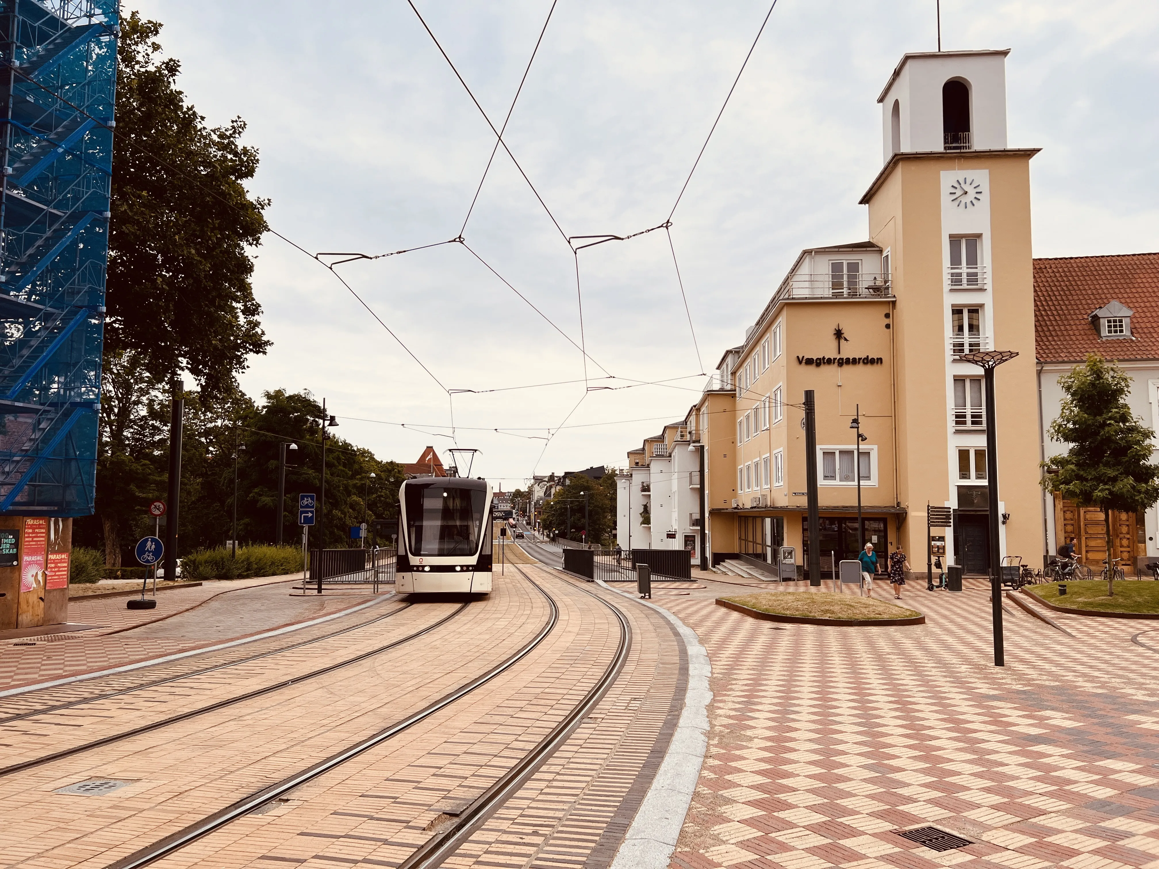 Billede af Odense Letbane togsæt 03 fotograferet ud for Albani Torv Letbanestation.