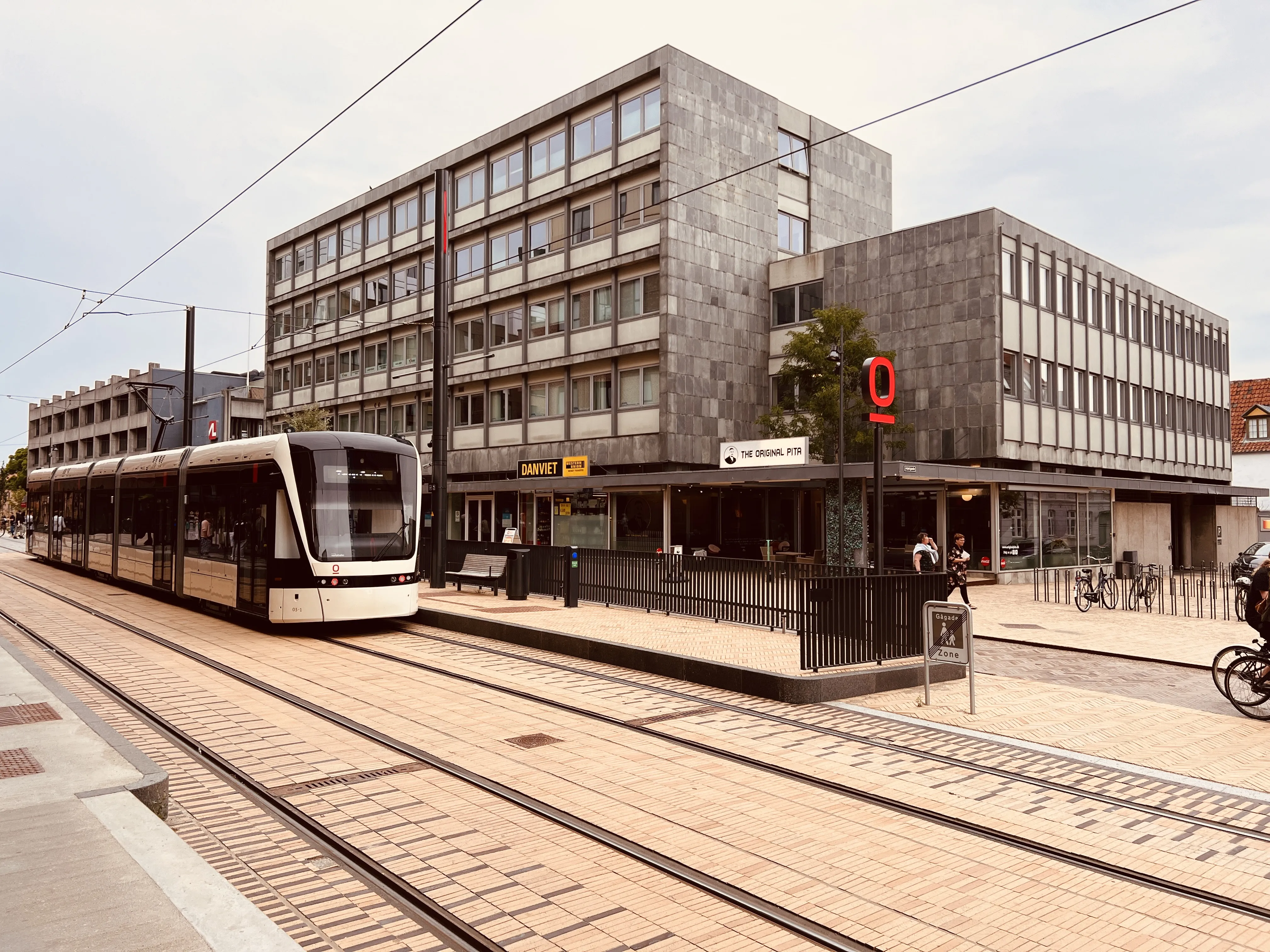 Billede af Odense Letbane togsæt 03 fotograferet ud for Albani Torv Letbanestation.