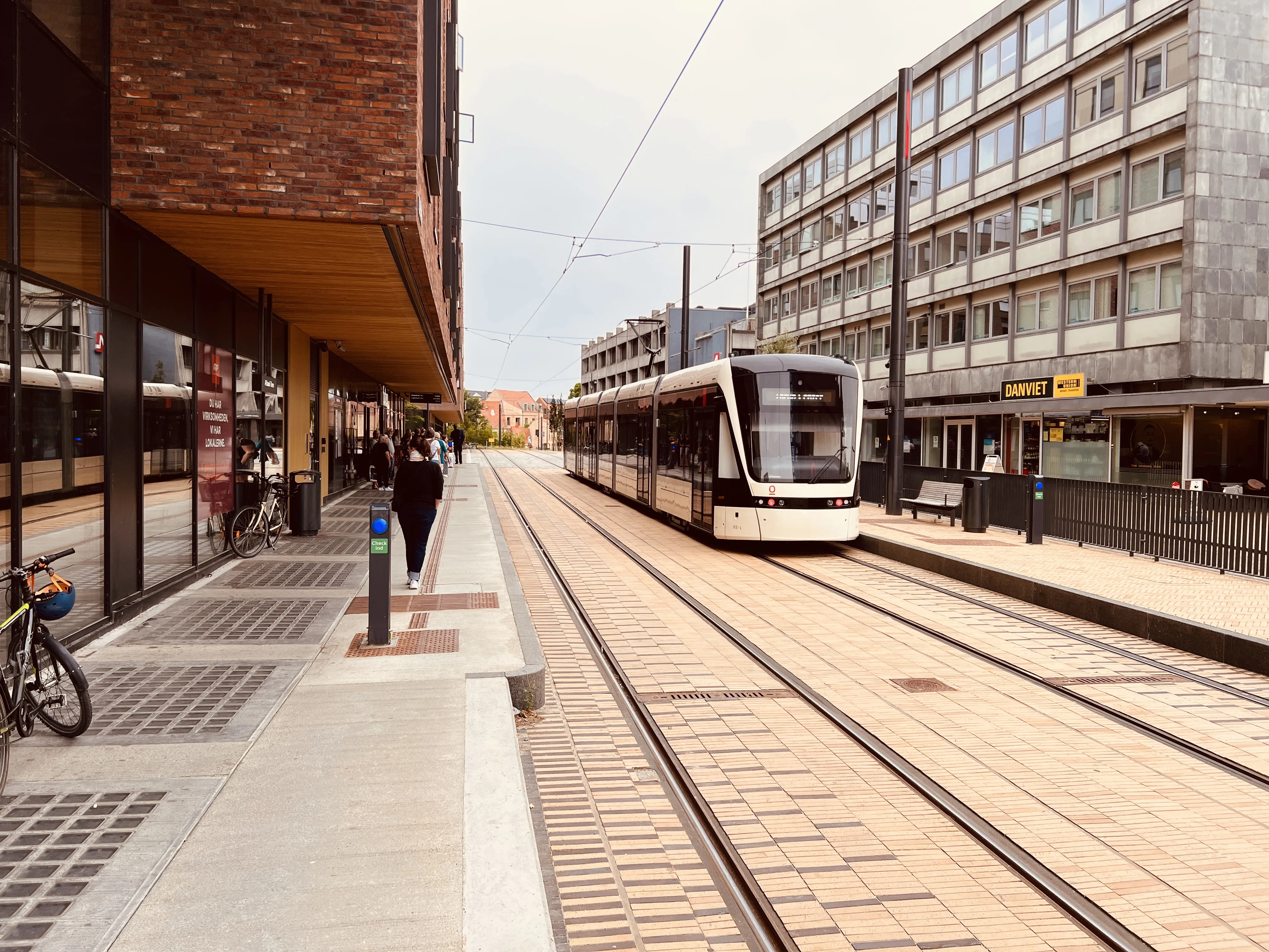 Billede af Odense Letbane togsæt 03 fotograferet ud for Albani Torv Letbanestation.