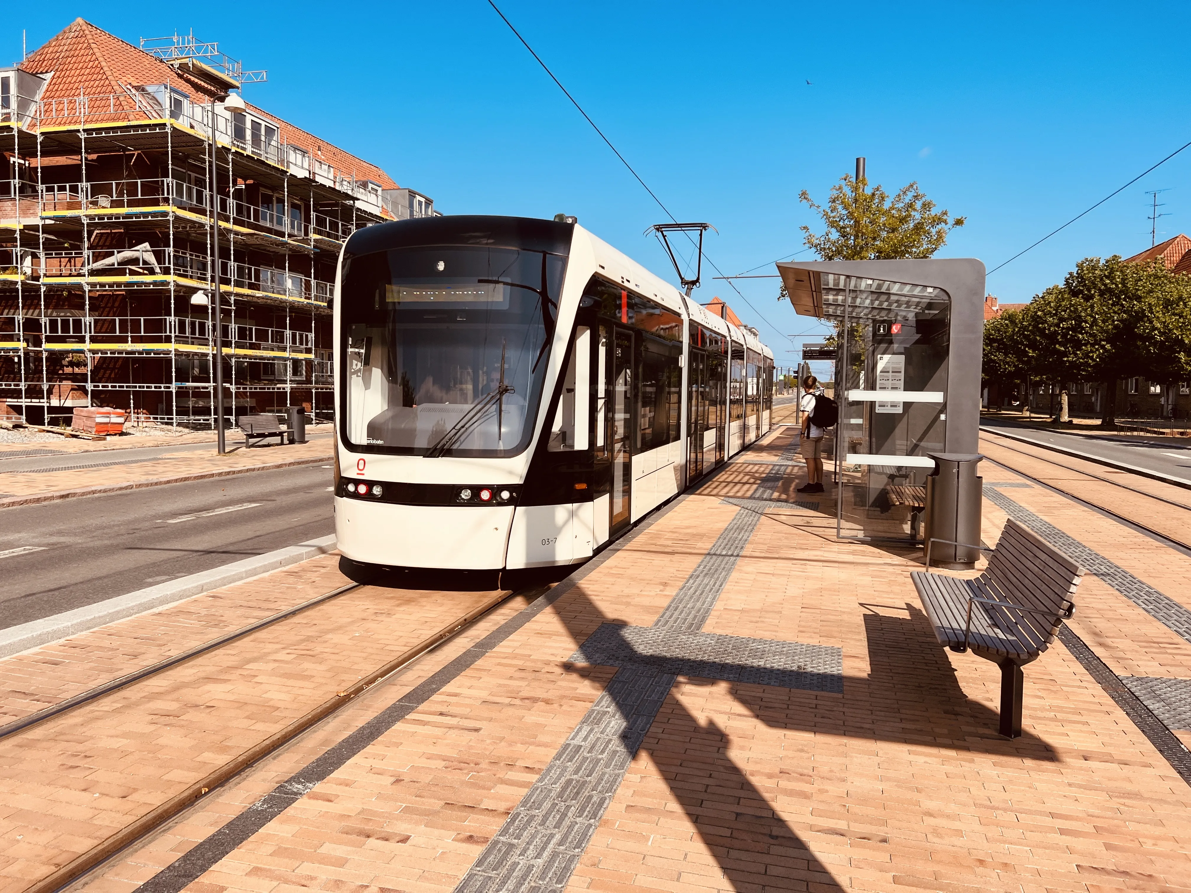 Billede af Odense Letbane togsæt 03 fotograferet ud for Bolbro Letbanestation.