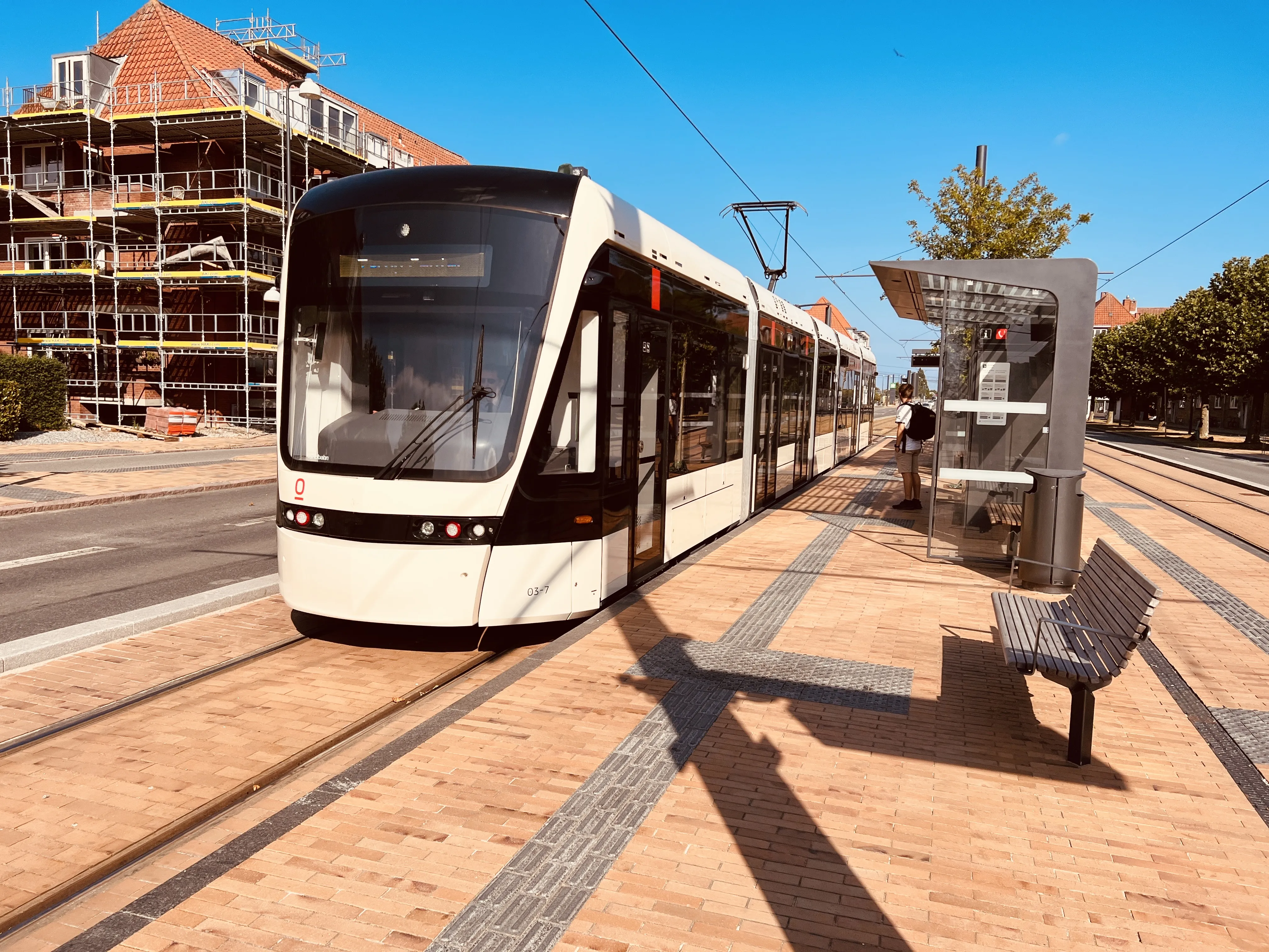 Billede af Odense Letbane togsæt 03 fotograferet ud for Bolbro Letbanestation.