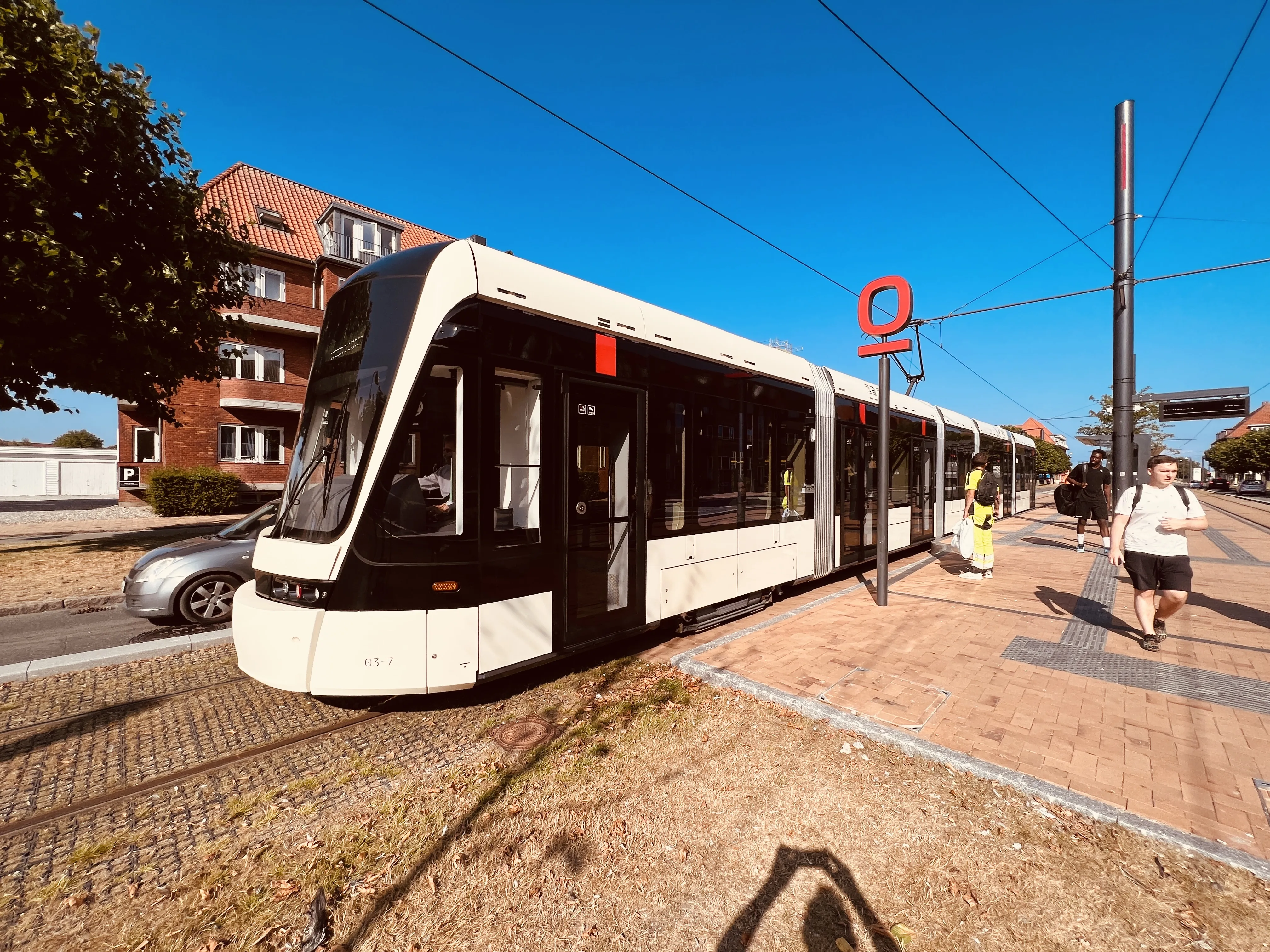 Billede af Odense Letbane togsæt 03 fotograferet ud for Bolbro Letbanestation.