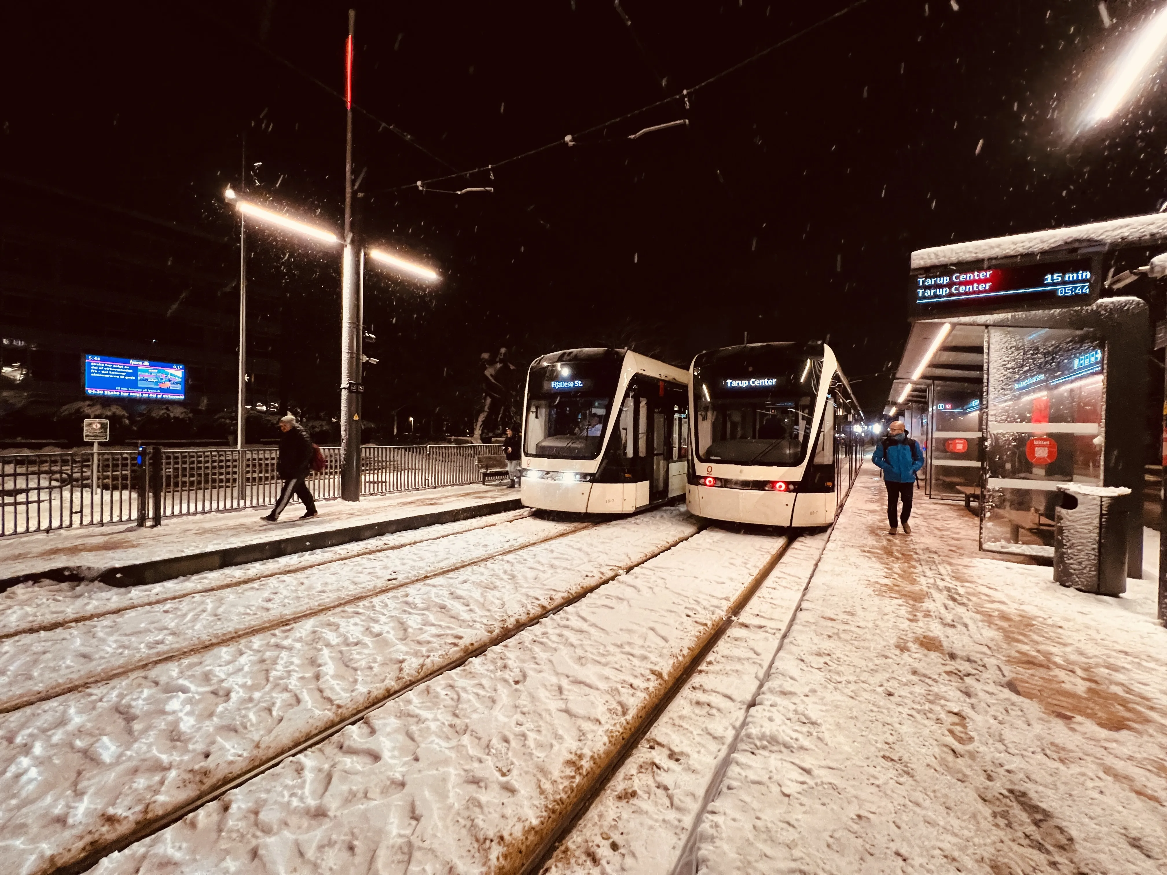 Billede af Odense Letbane togsæt 03 holdende ved  togsæt 15, fotograferet ud for Odense Banegård Letbanestation.