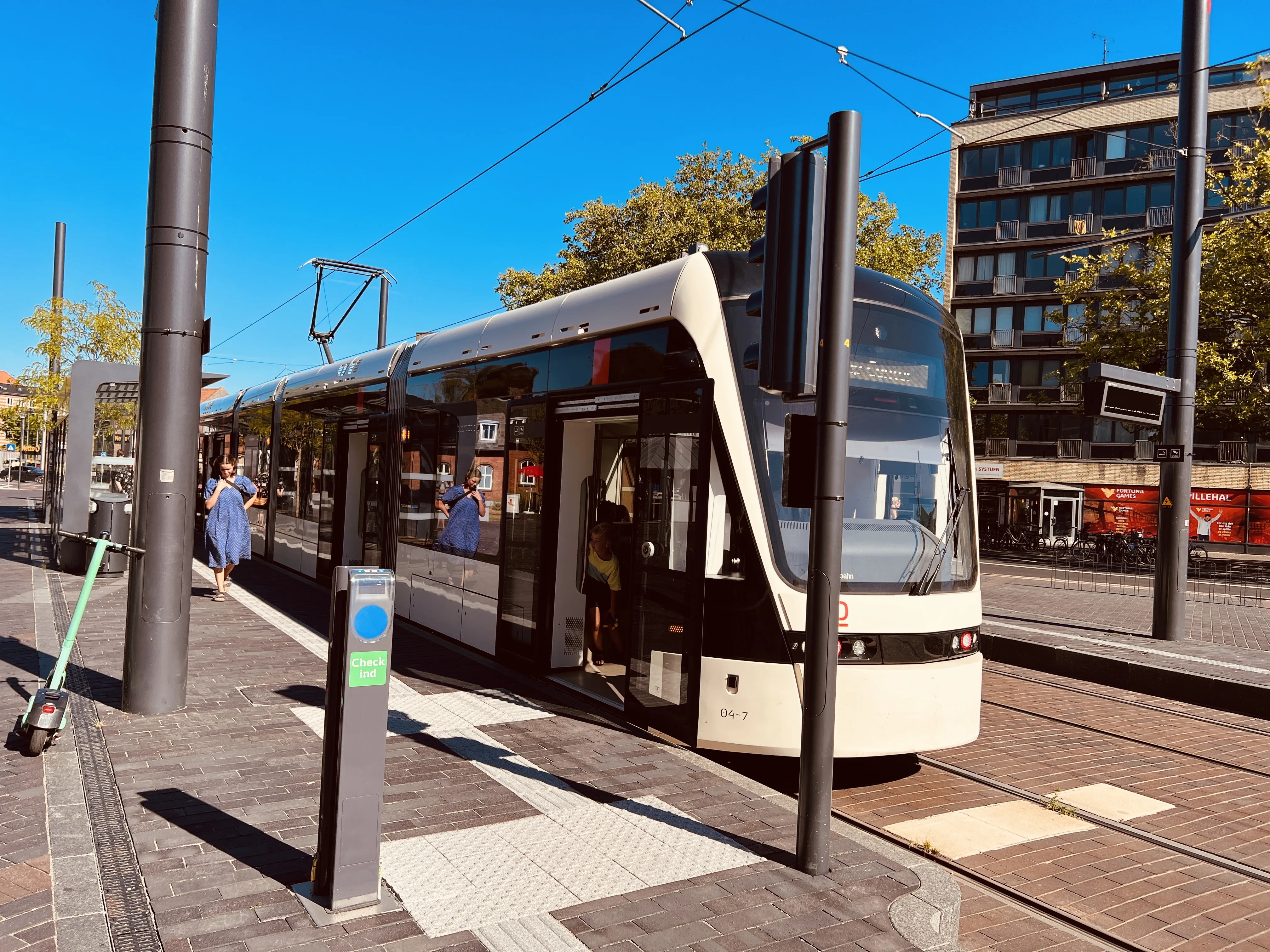 Billede af Odense Letbane togsæt 04 fotograferet ud for Benedikts Plads Letbanestation.