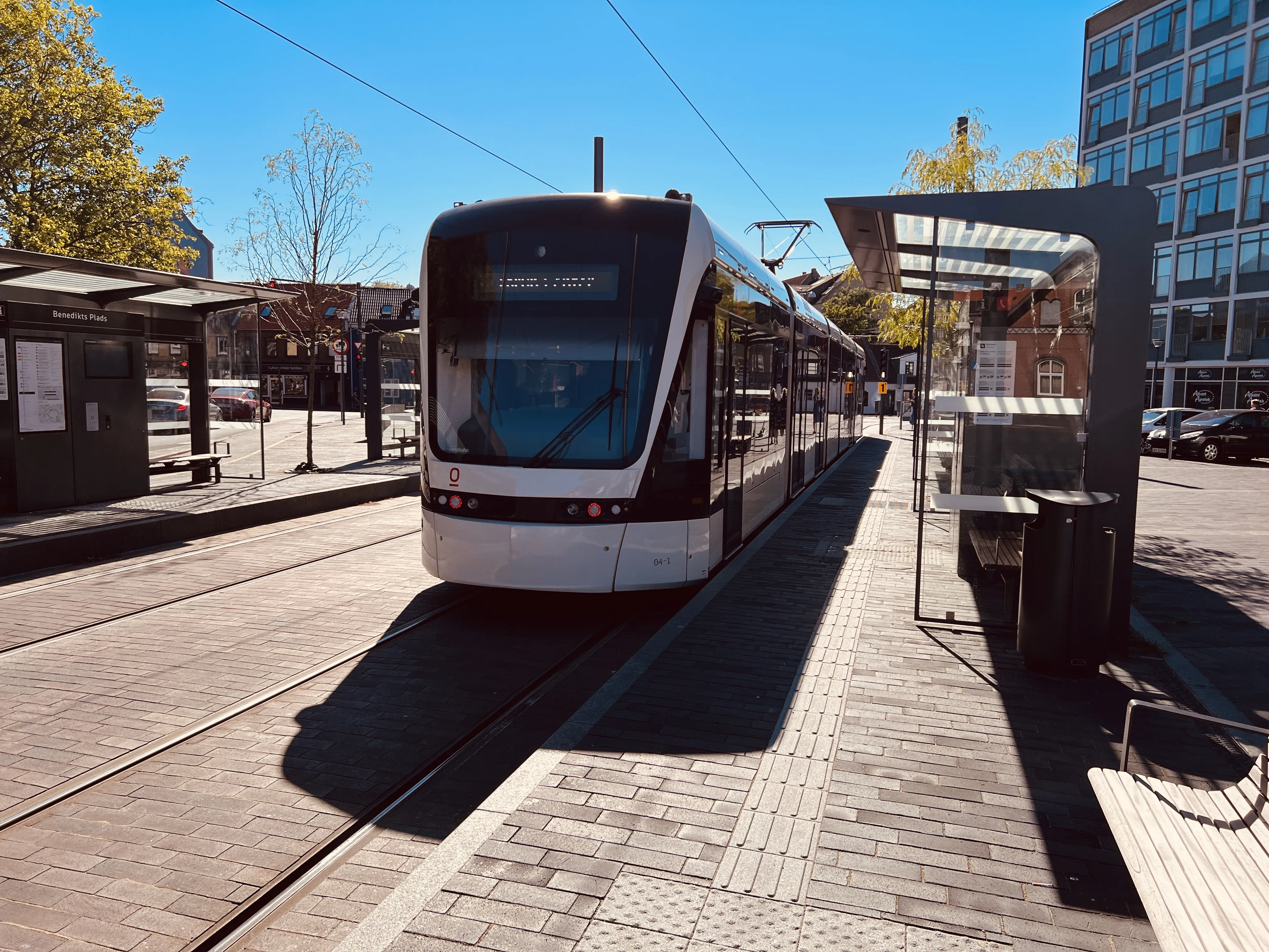 Billede af Odense Letbane togsæt 04 fotograferet ud for Benedikts Plads Letbanestation.