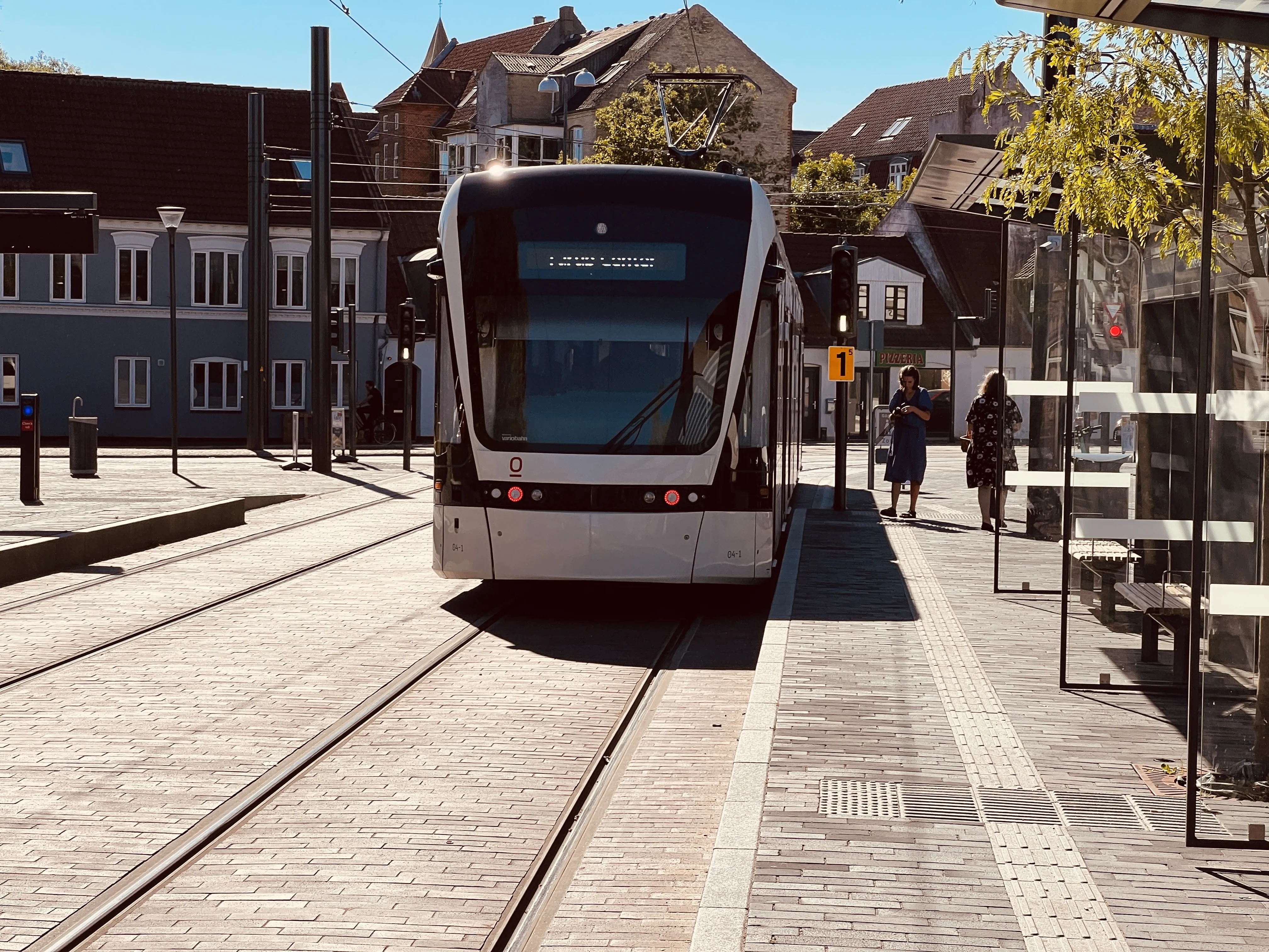 Billede af Odense Letbane togsæt 04 fotograferet ud for Benedikts Plads Letbanestation.