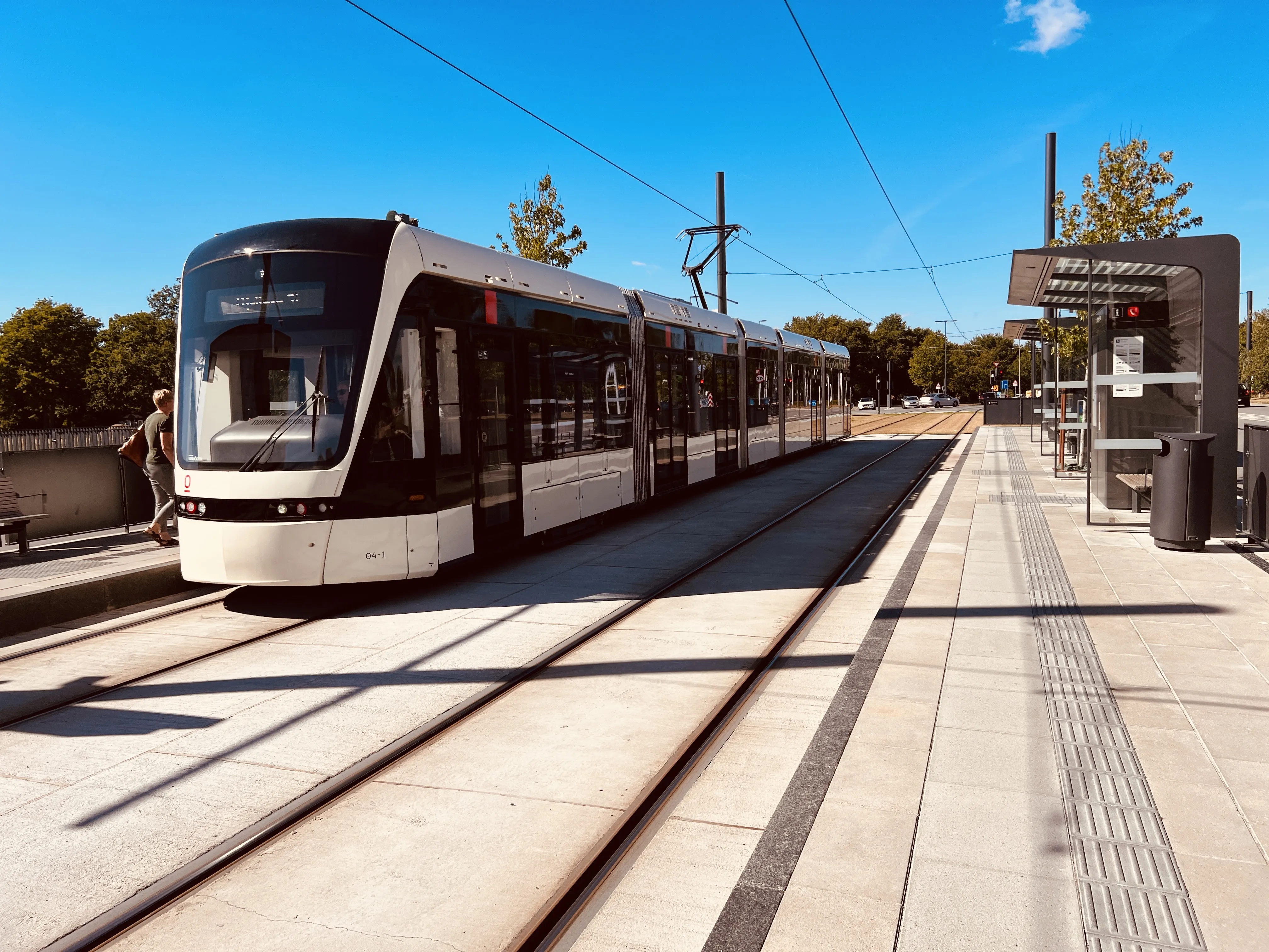 Billede af Odense Letbane togsæt 04 fotograferet ud for Cortex Park Letbanestation.