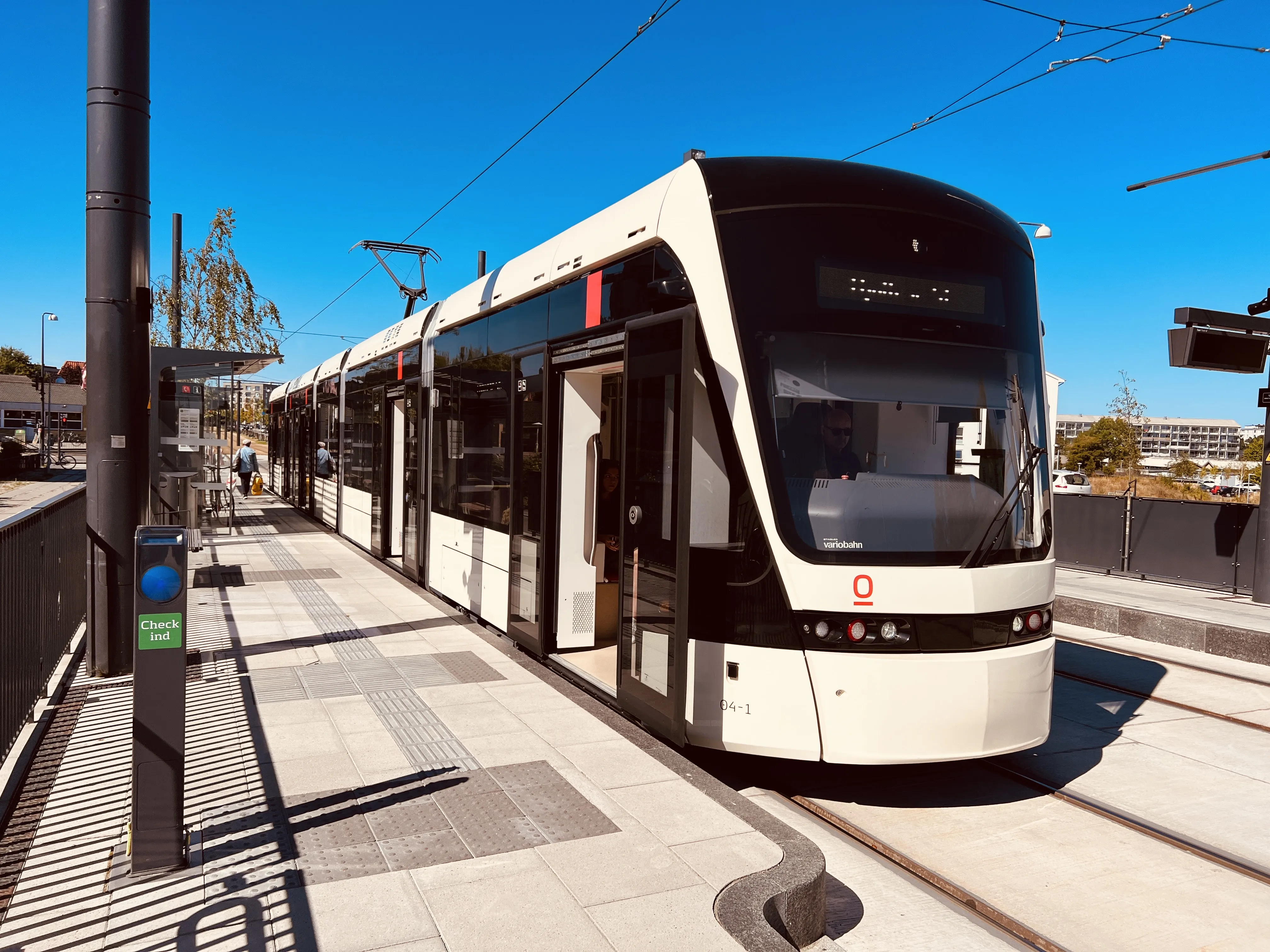 Billede af Odense Letbane togsæt 04 fotograferet ud for Ejerslykke Letbanestation.