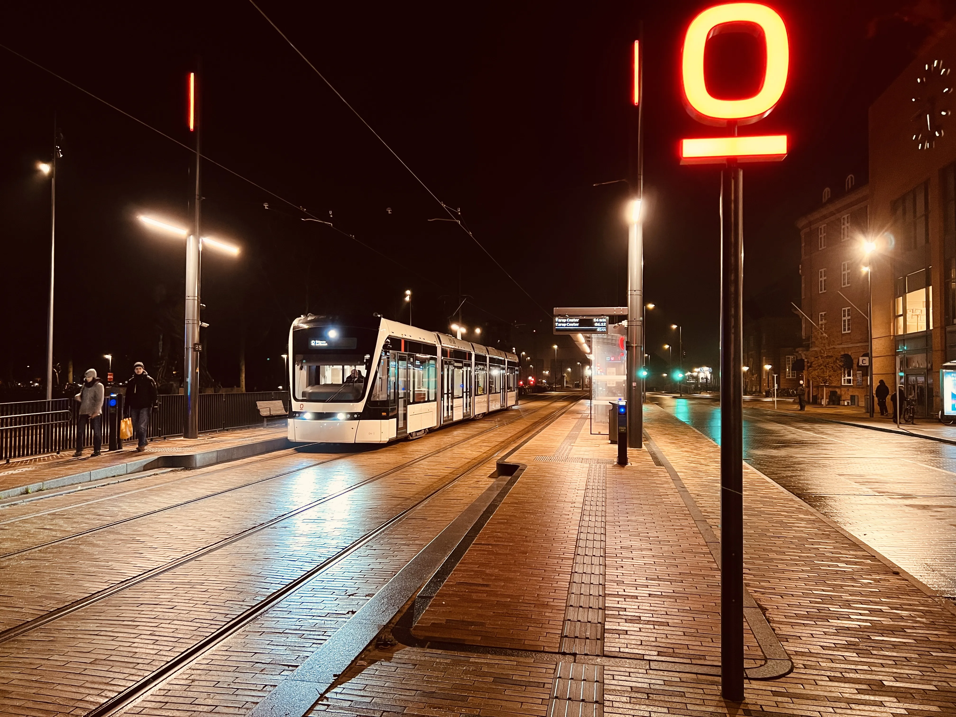 Billede af Odense Letbane togsæt 04 fotograferet ud for Odense Banegård Letbanestation.