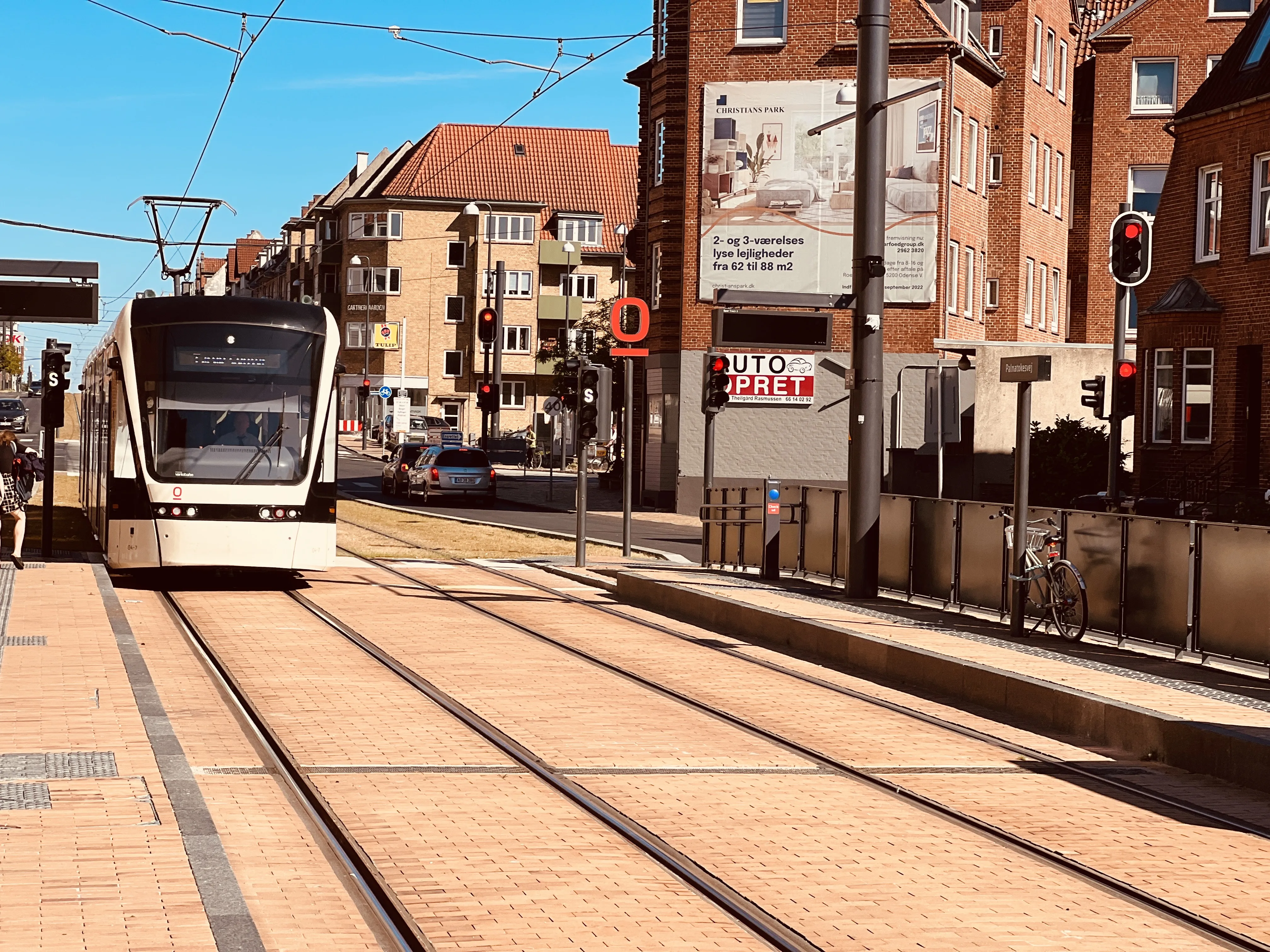 Billede af Odense Letbane togsæt 04 fotograferet ud for Palnatokesvej Letbanestation.