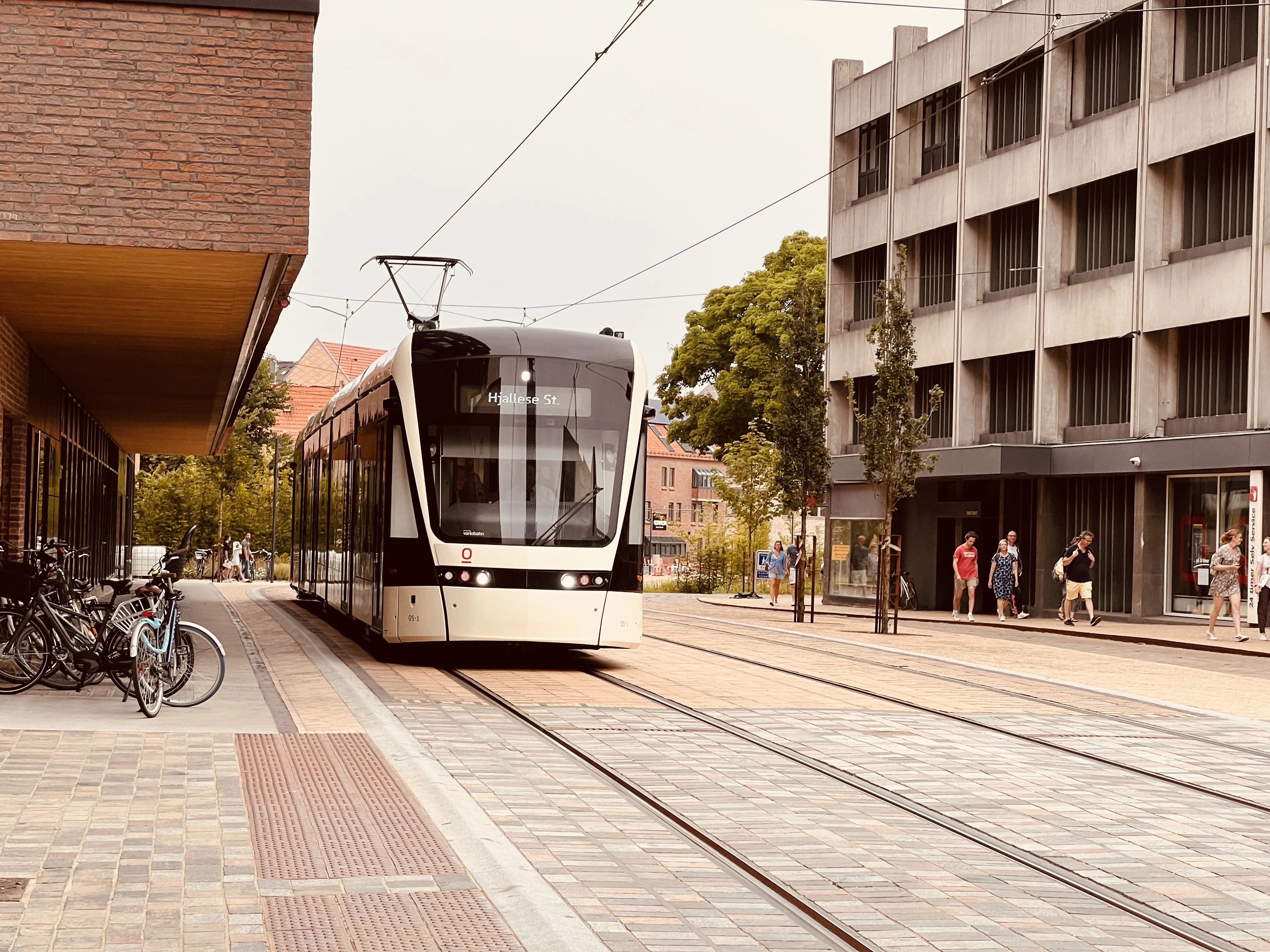 Billede af Odense Letbane togsæt 05 fotograferet ud for Albani Torv Letbanestation.