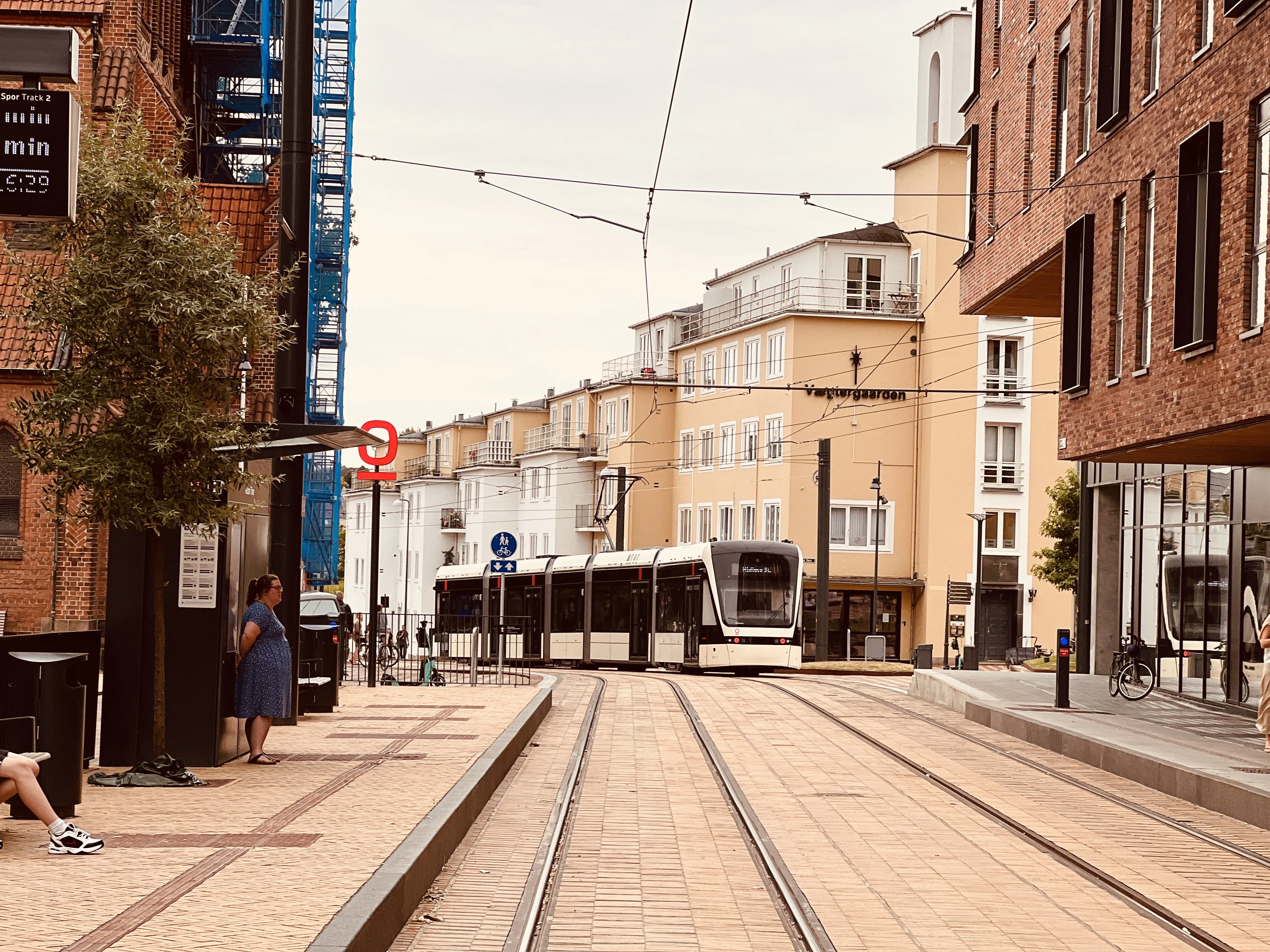 Billede af Odense Letbane togsæt 05 fotograferet ud for Albani Torv Letbanestation.