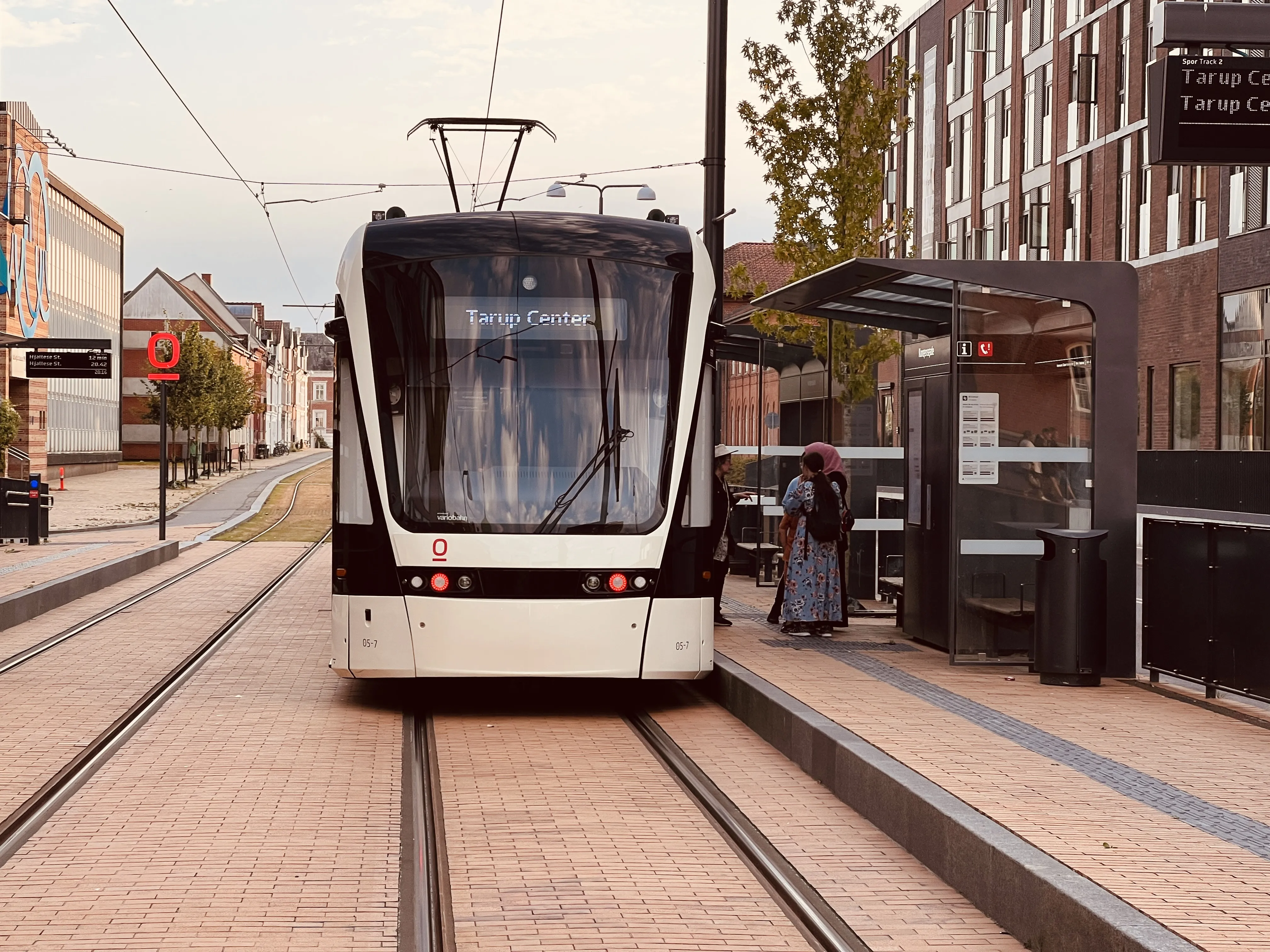 Billede af Odense Letbane togsæt 05 fotograferet ud for Kongensgade Letbanestation.