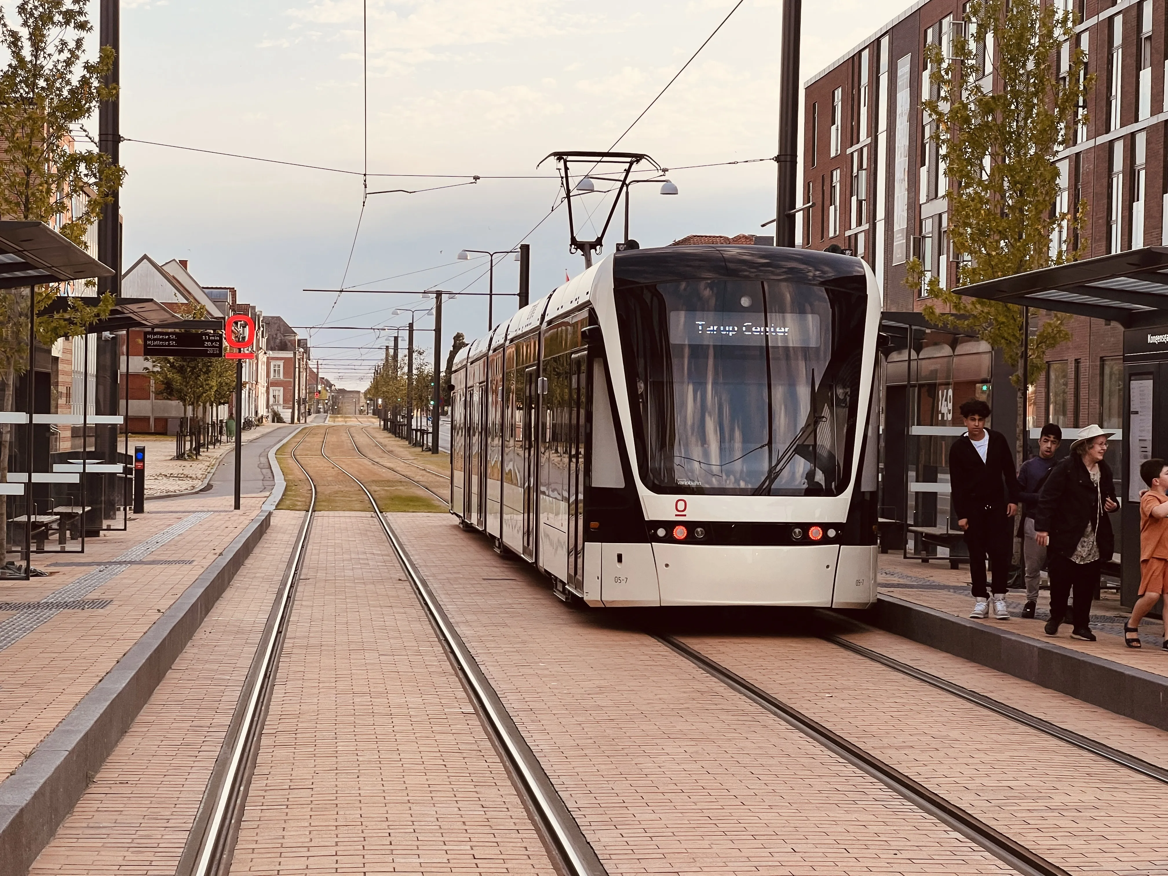 Billede af Odense Letbane togsæt 05 fotograferet ud for Kongensgade Letbanestation.