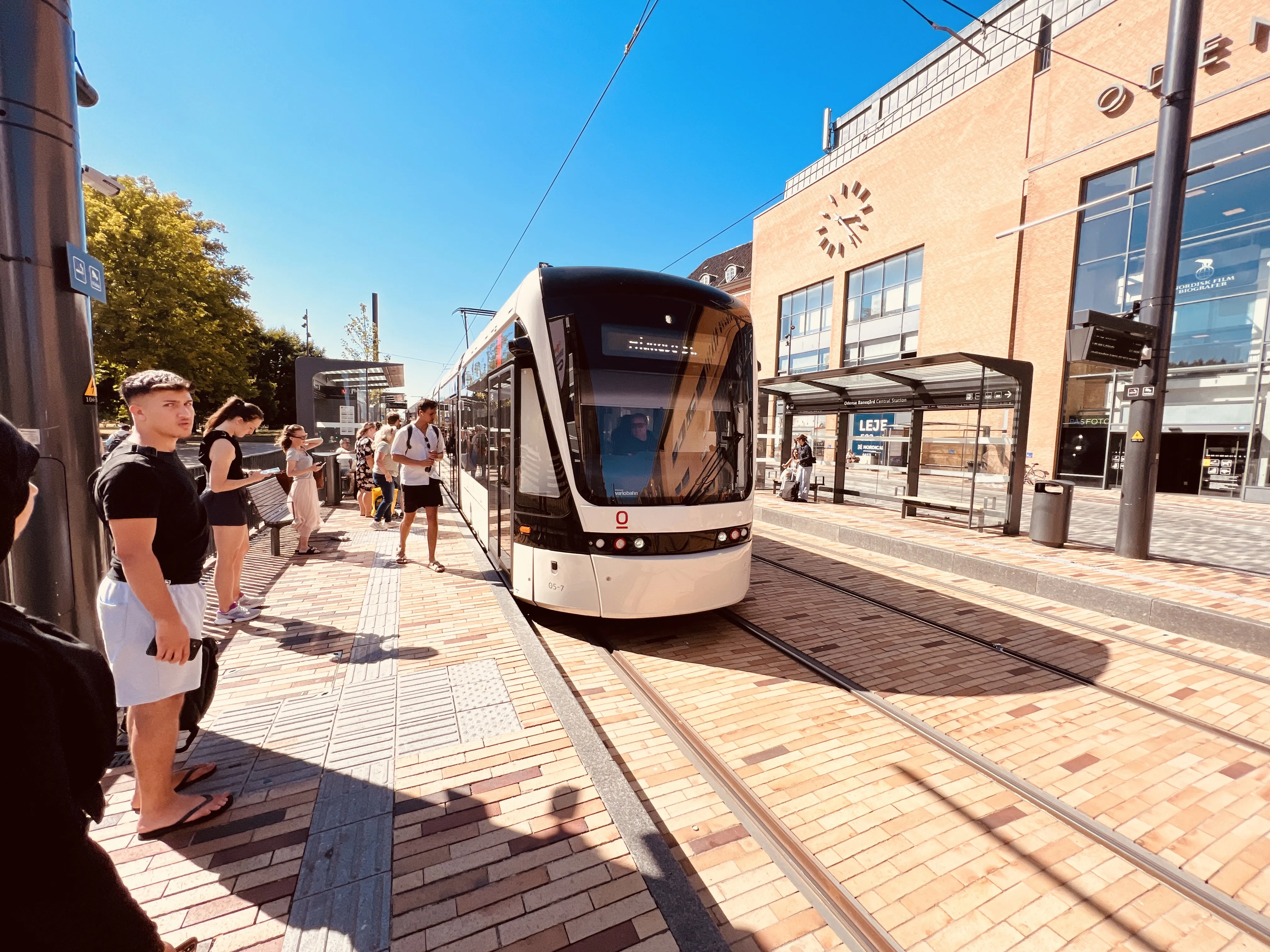 Billede af Odense Letbane togsæt 05 fotograferet ud for Odense Banegård Letbanestation.