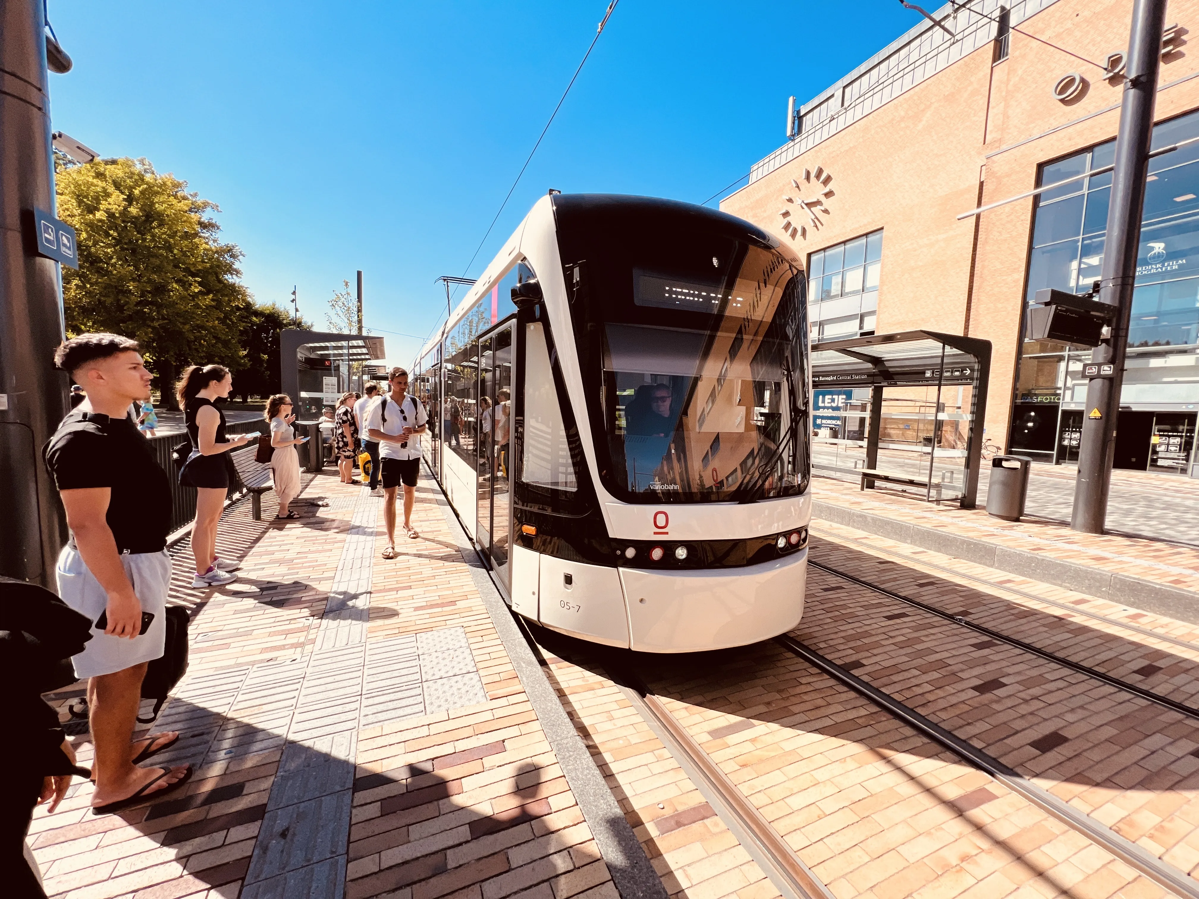 Billede af Odense Letbane togsæt 05 fotograferet ud for Odense Banegård Letbanestation.