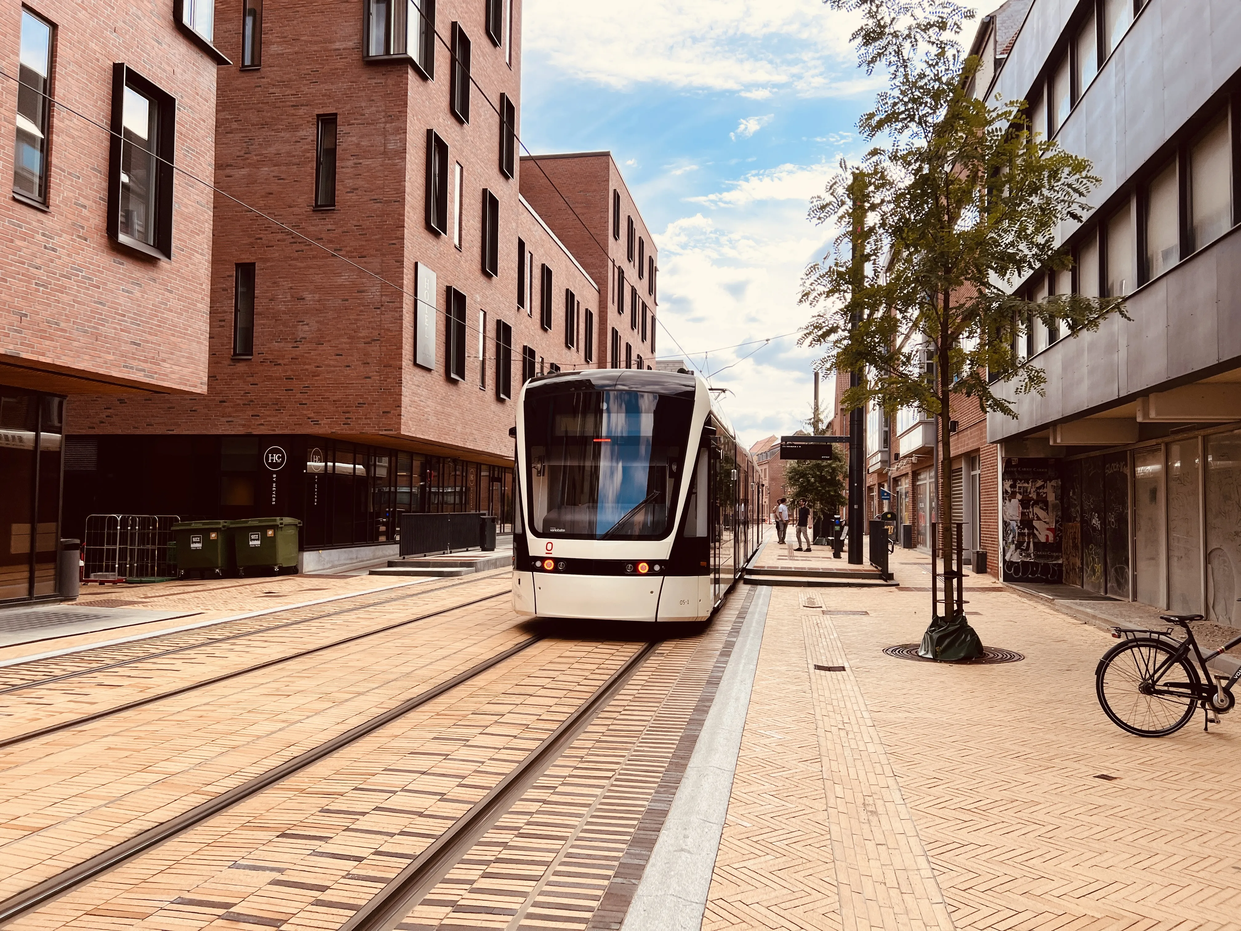 Billede af Odense Letbane togsæt 05 fotograferet ud for Odeon Letbanestation.