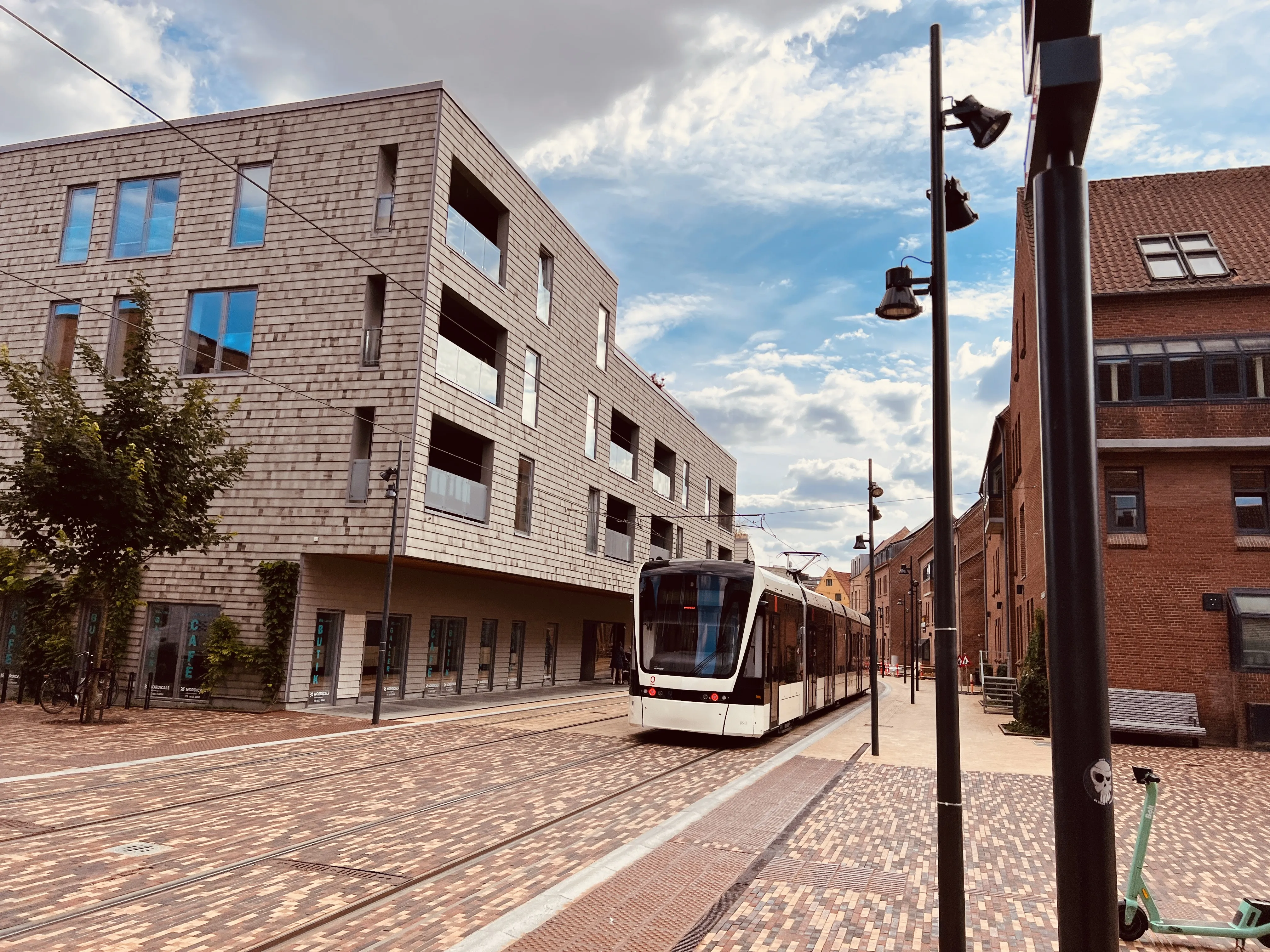 Billede af Odense Letbane togsæt 05 fotograferet ud for Odeon Letbanestation.