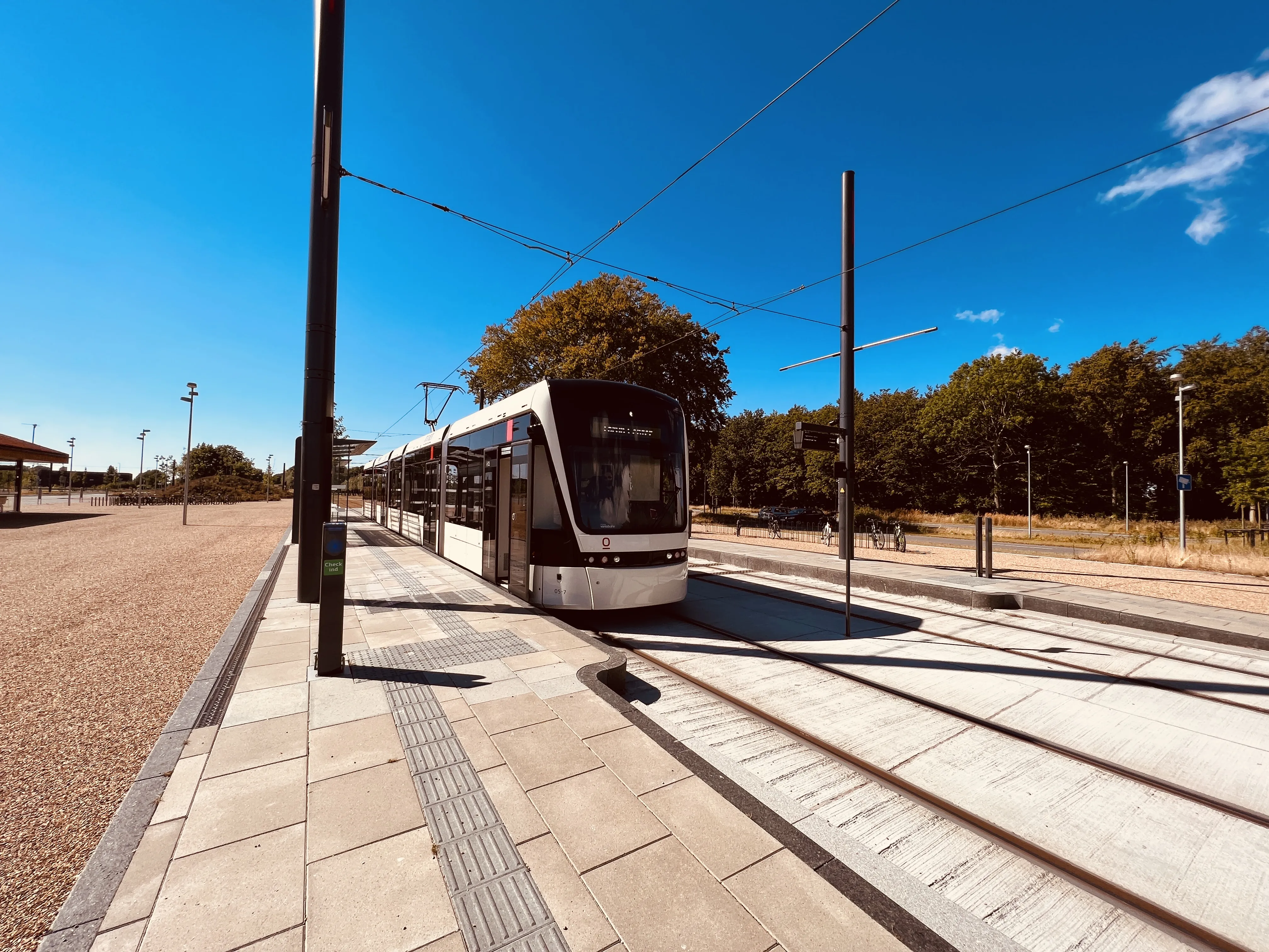 Billede af Odense Letbane togsæt 05 fotograferet ud for Parkering Odense Syd Letbanestation.