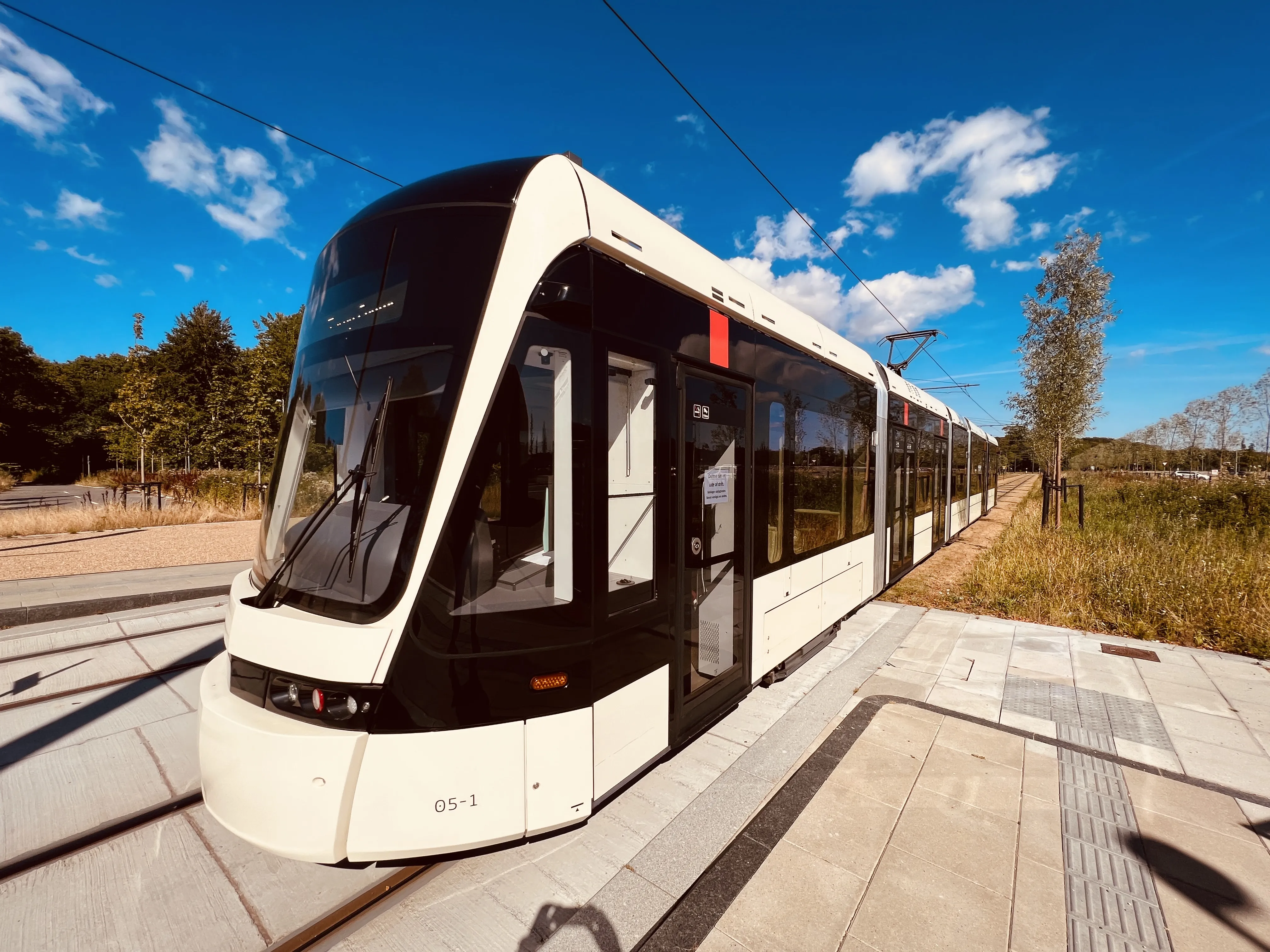 Billede af Odense Letbane togsæt 05 fotograferet ud for Parkering Odense Syd Letbanestation.