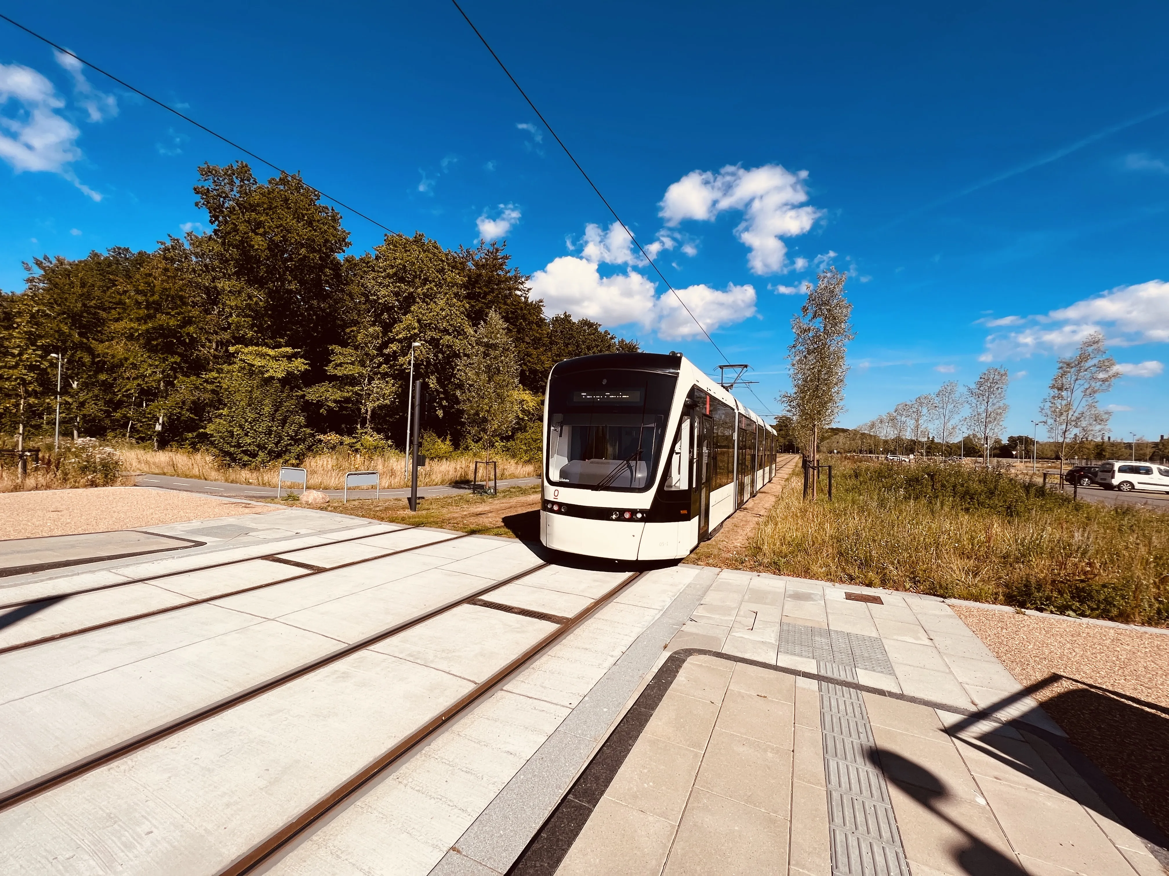 Billede af Odense Letbane togsæt 05 fotograferet ud for Parkering Odense Syd Letbanestation.