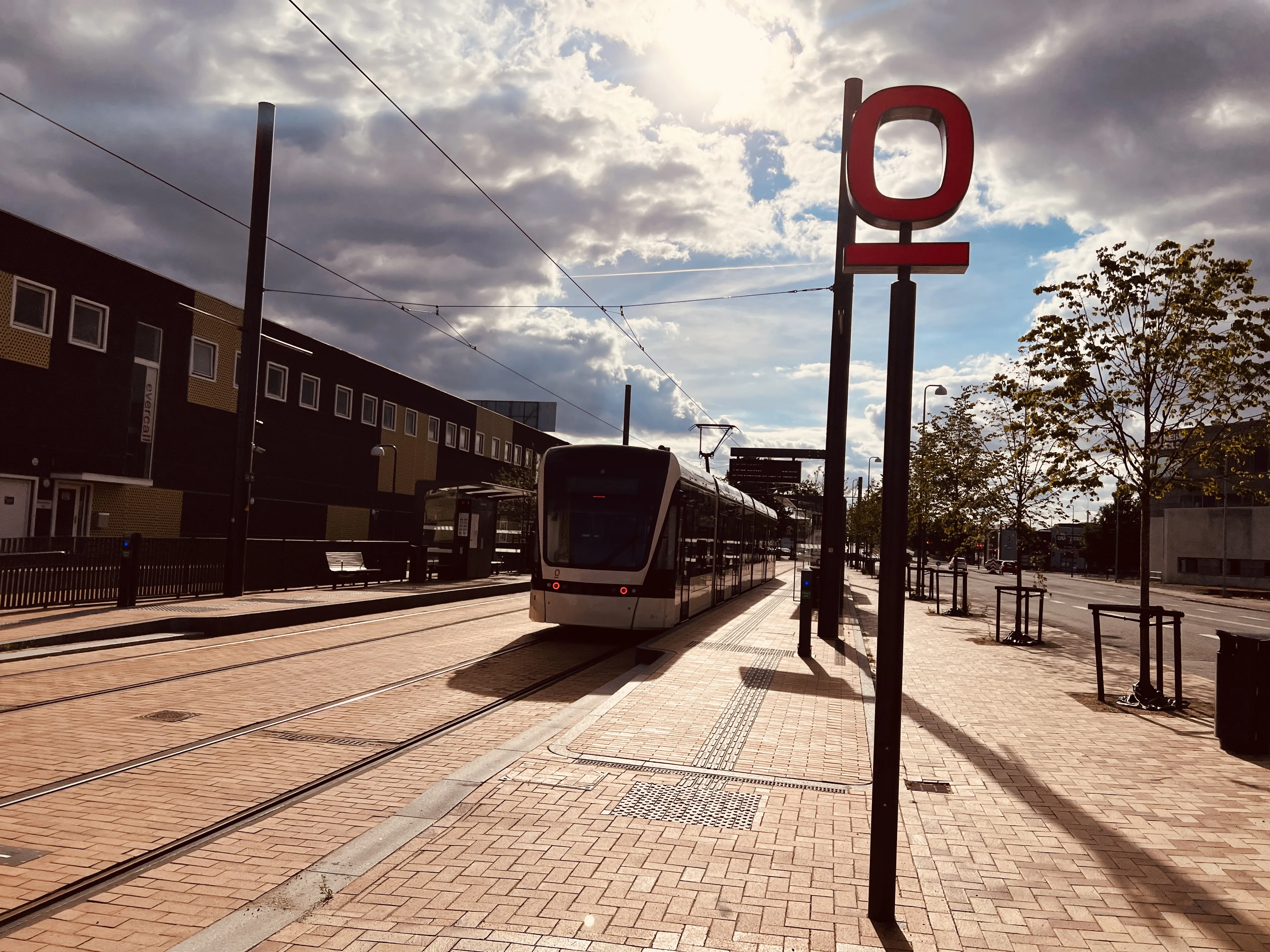 Billede af Odense Letbane togsæt 05 fotograferet ud for Vesterbro Letbanestation.