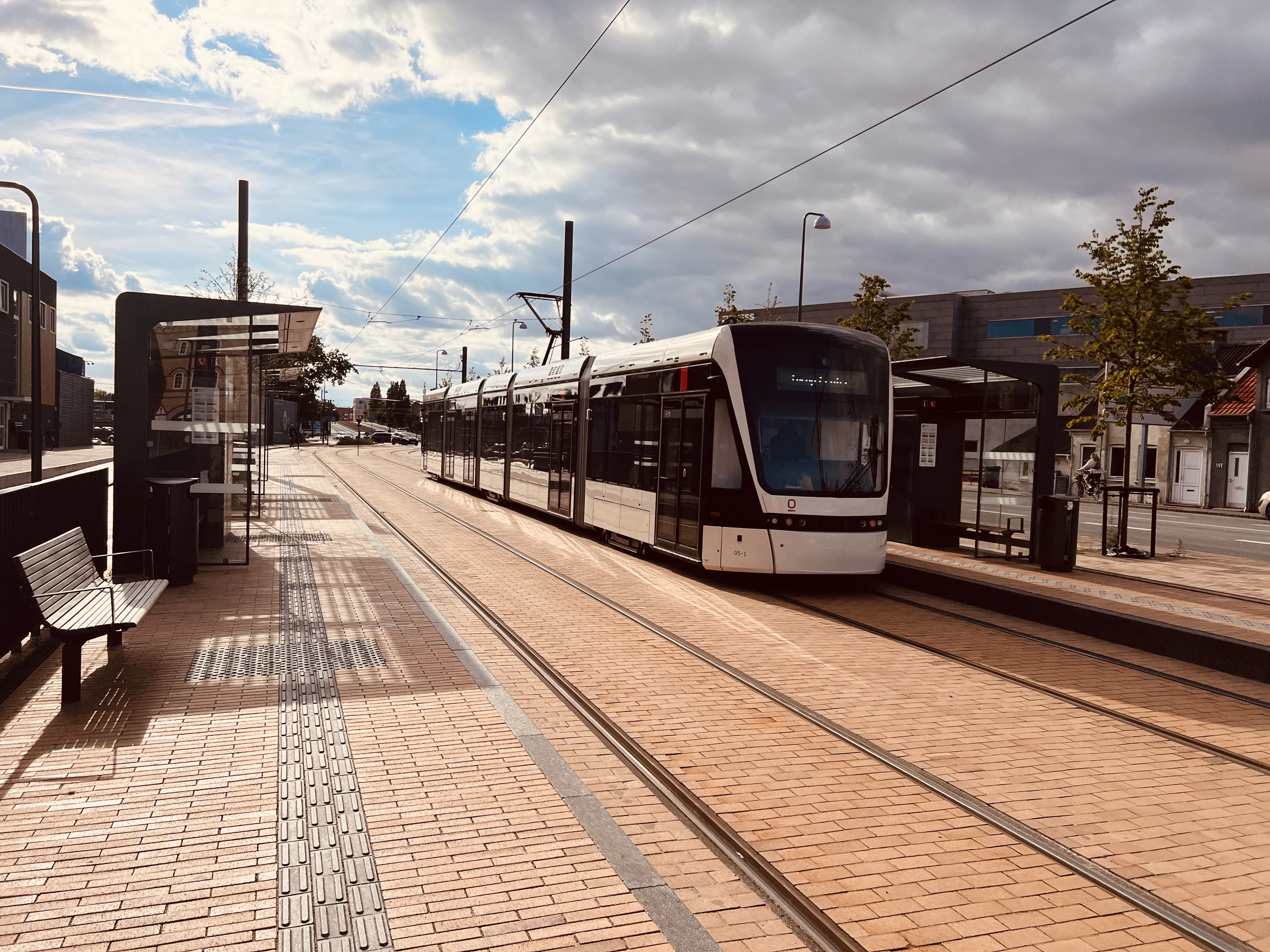 Billede af Odense Letbane togsæt 05 fotograferet ud for Vesterbro Letbanestation.