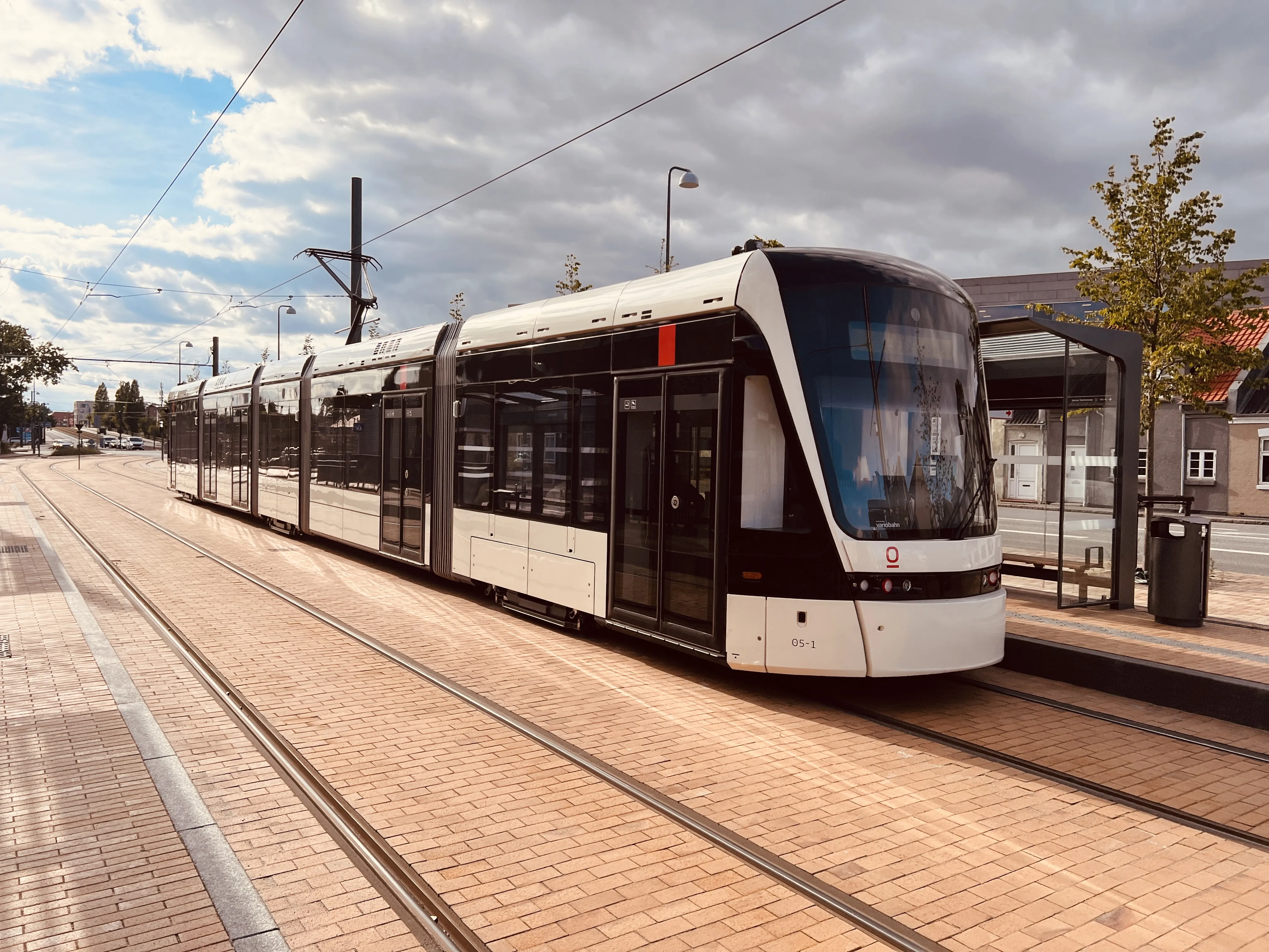 Billede af Odense Letbane togsæt 05 fotograferet ud for Vesterbro Letbanestation.