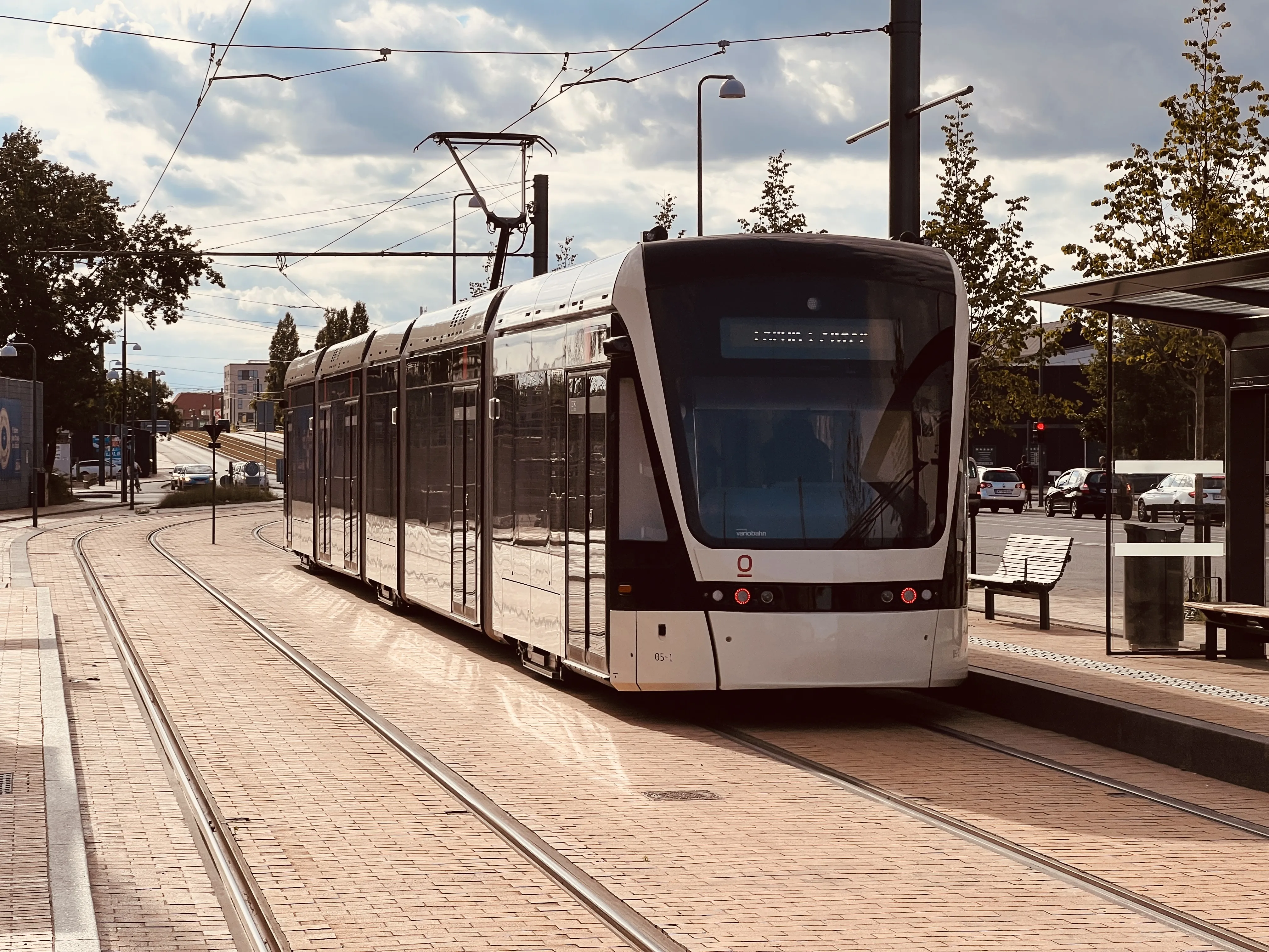 Billede af Odense Letbane togsæt 05 fotograferet ud for Vesterbro Letbanestation.