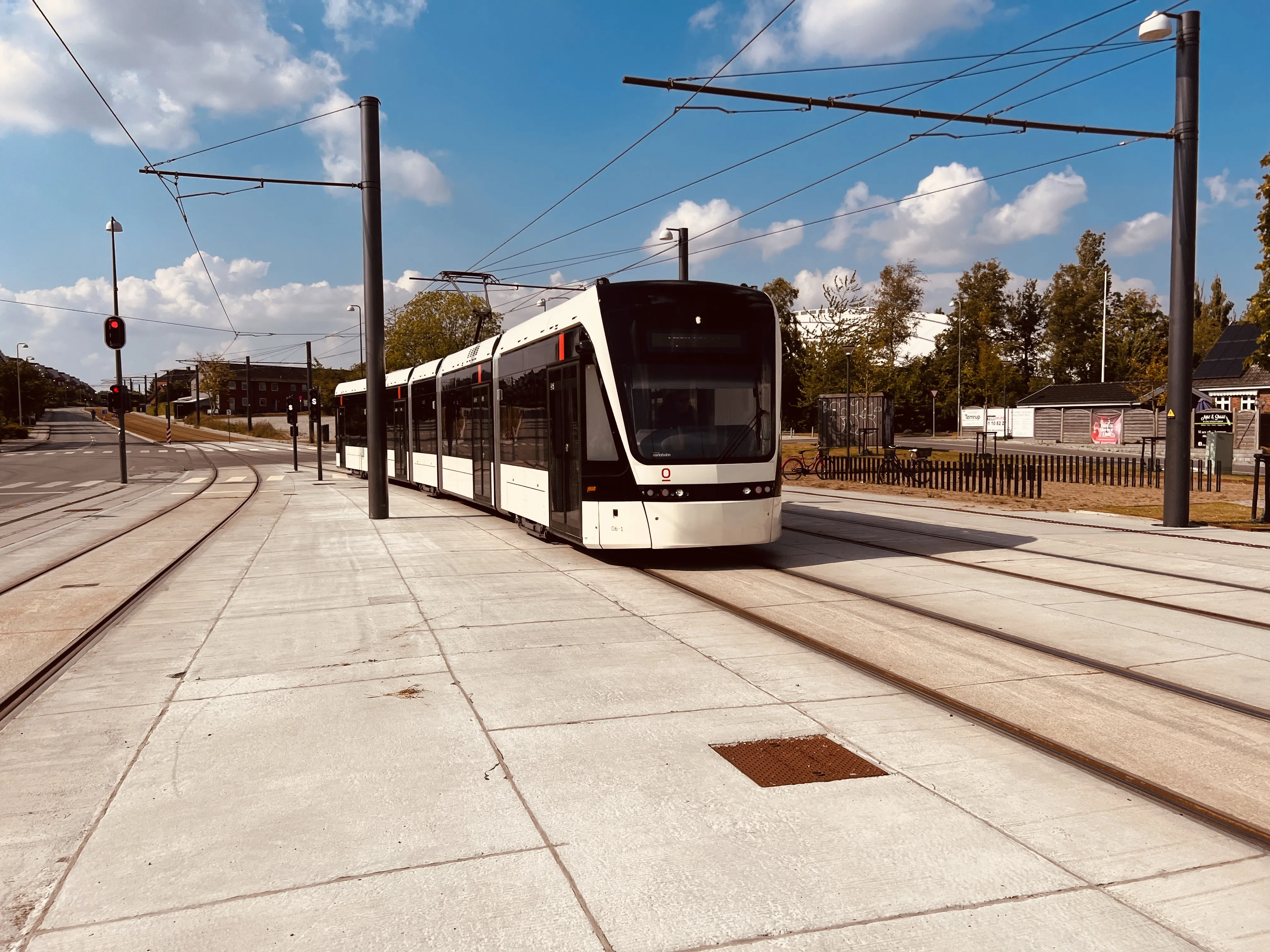 Billede af Odense Letbane togsæt 06 fotograferet ud for Idrætsparken Letbanestation.