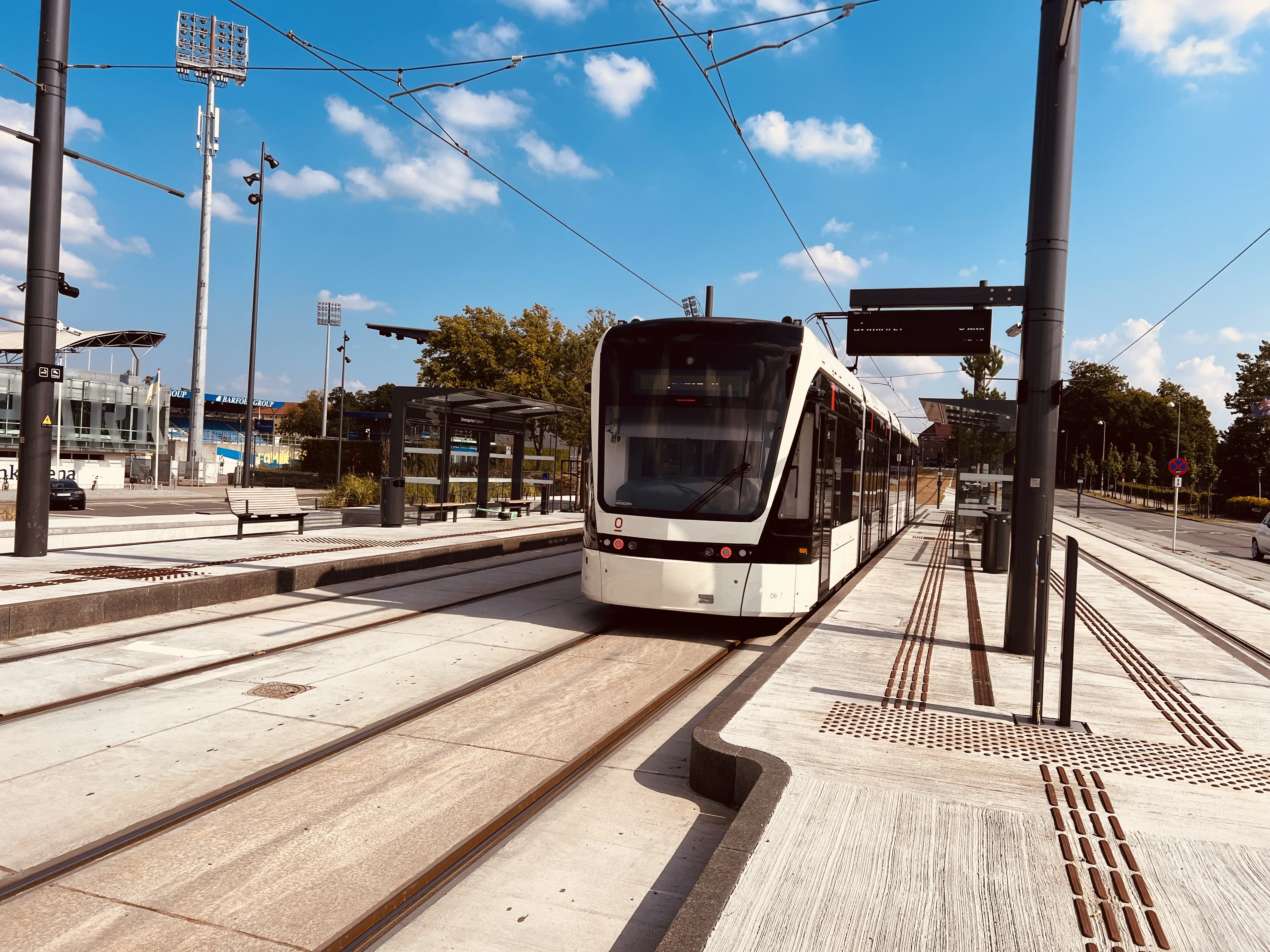 Billede af Odense Letbane togsæt 06 fotograferet ud for Idrætsparken Letbanestation.