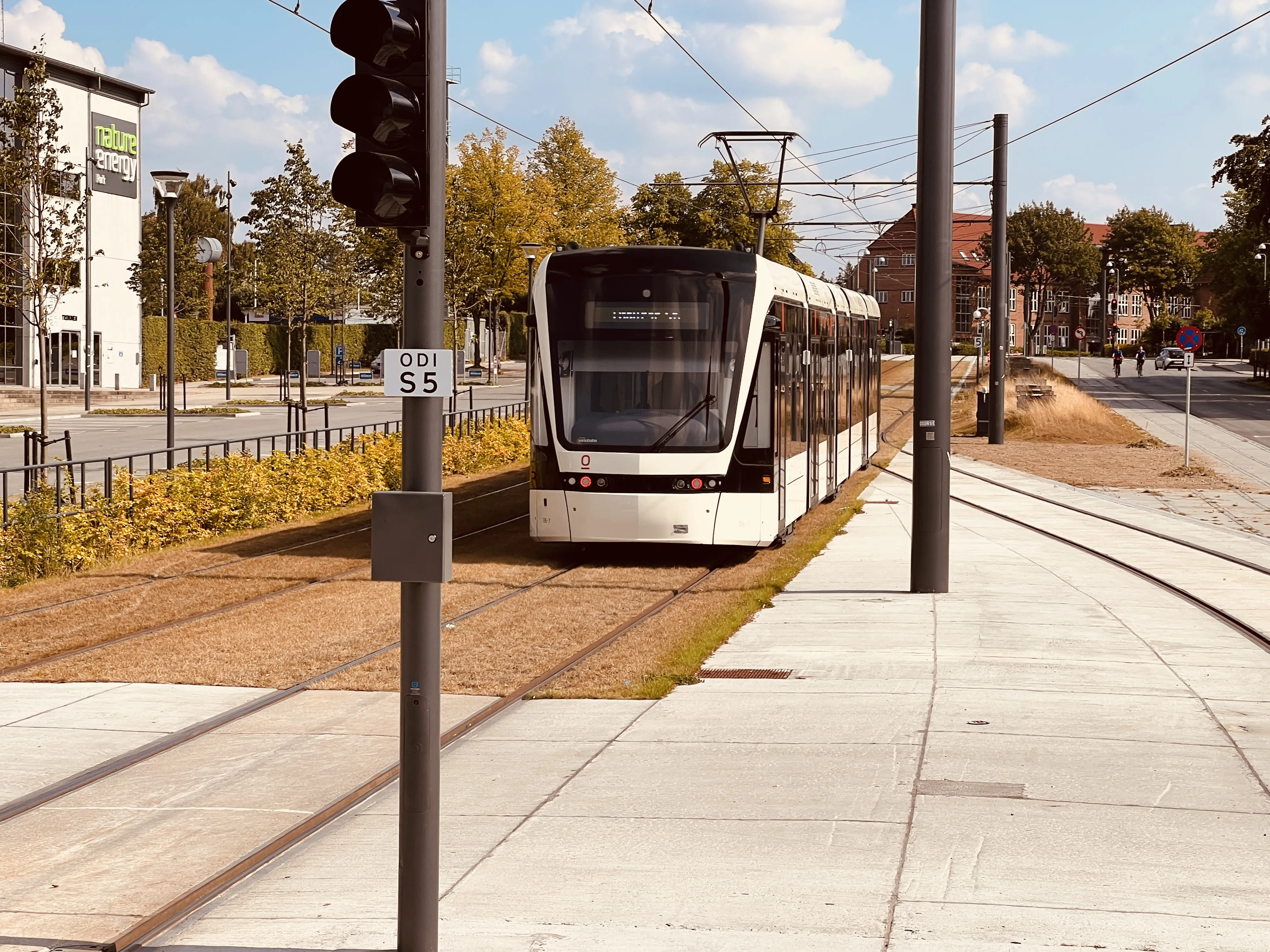 Billede af Odense Letbane togsæt 06 fotograferet ud for Idrætsparken Letbanestation.