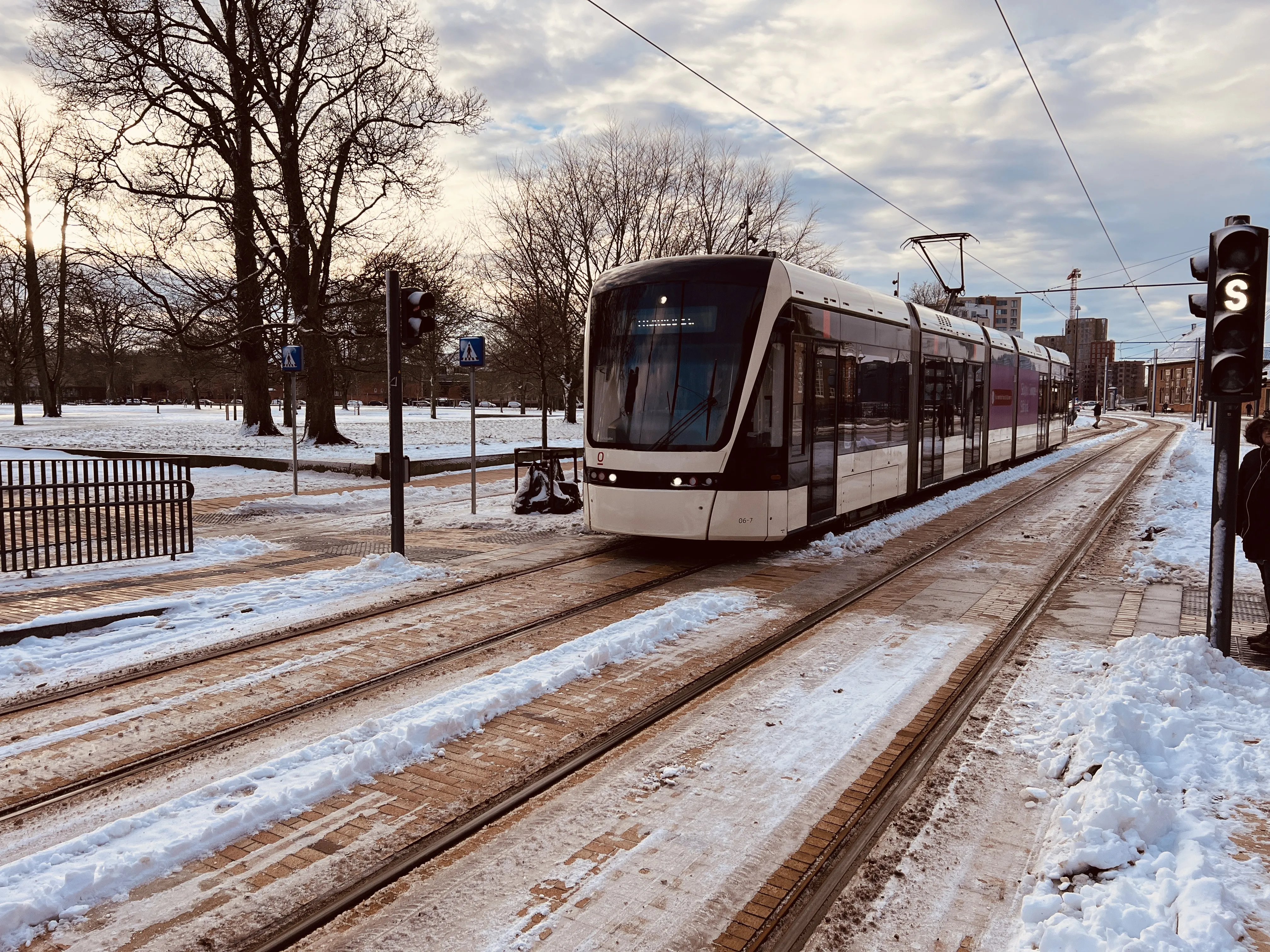 Billede af Odense Letbane togsæt 06 fotograferet ud for Odense Banegård Letbanestation.