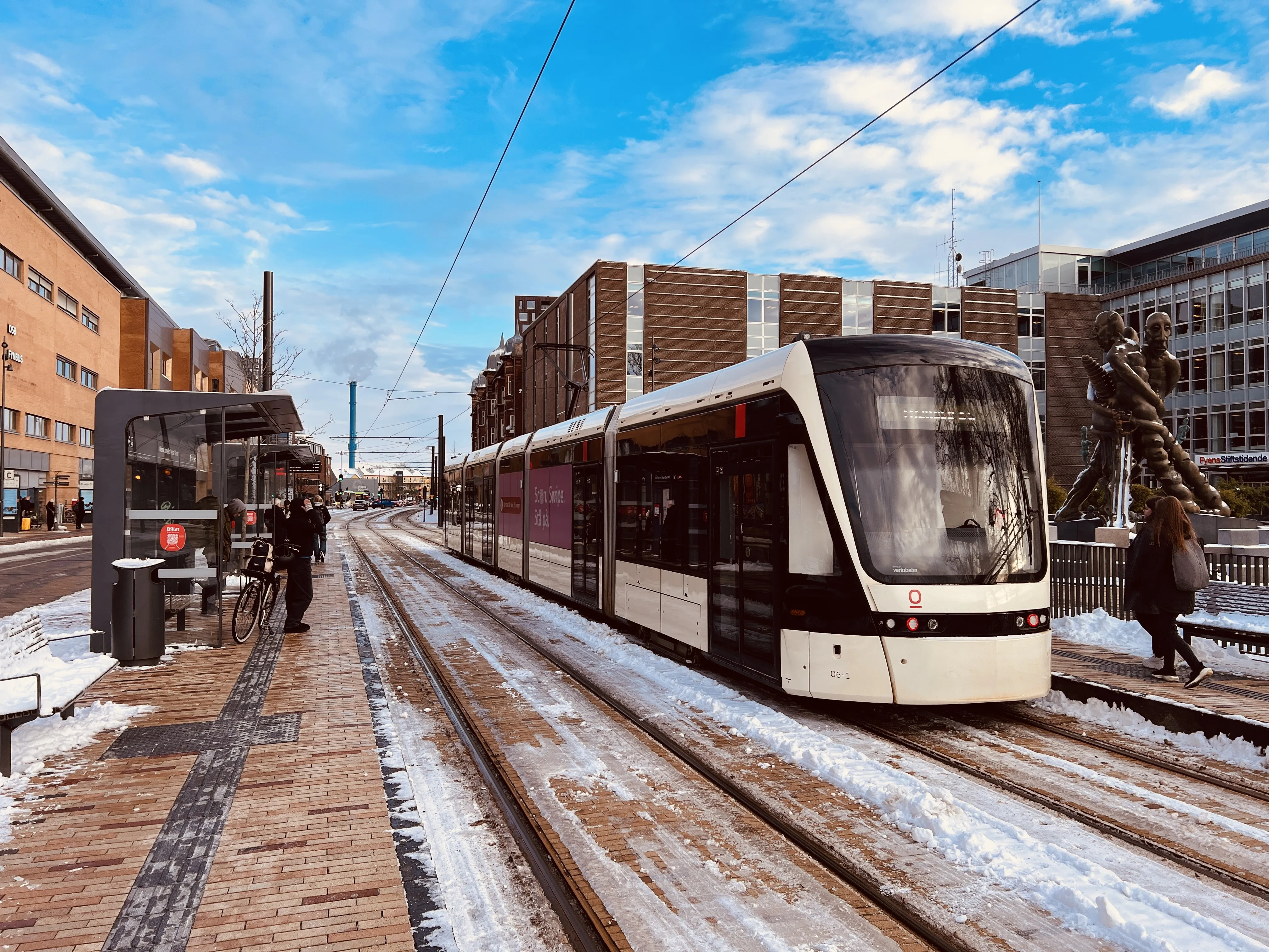 Billede af Odense Letbane togsæt 06 fotograferet ud for Odense Banegård Letbanestation.