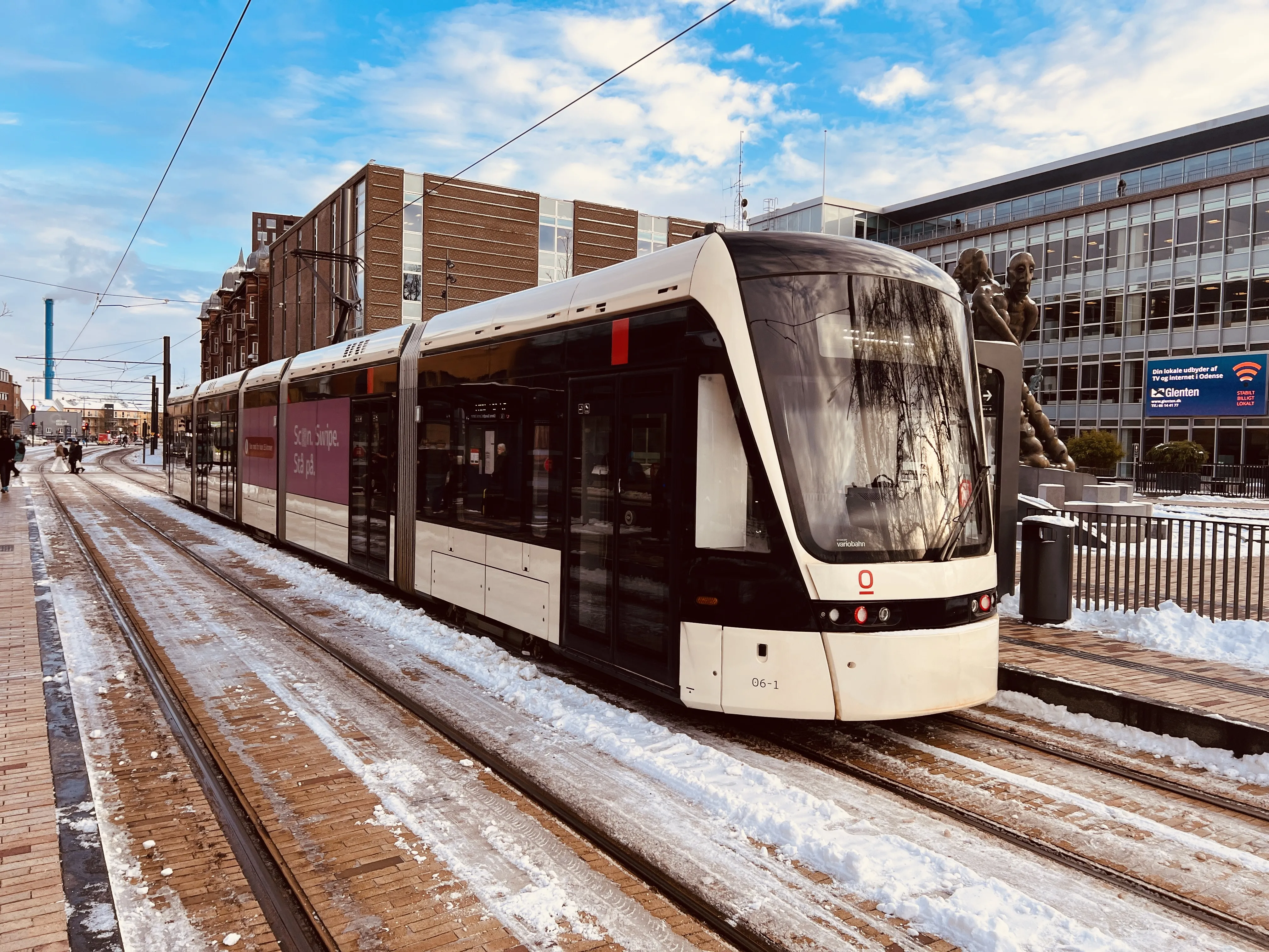 Billede af Odense Letbane togsæt 06 fotograferet ud for Odense Banegård Letbanestation.