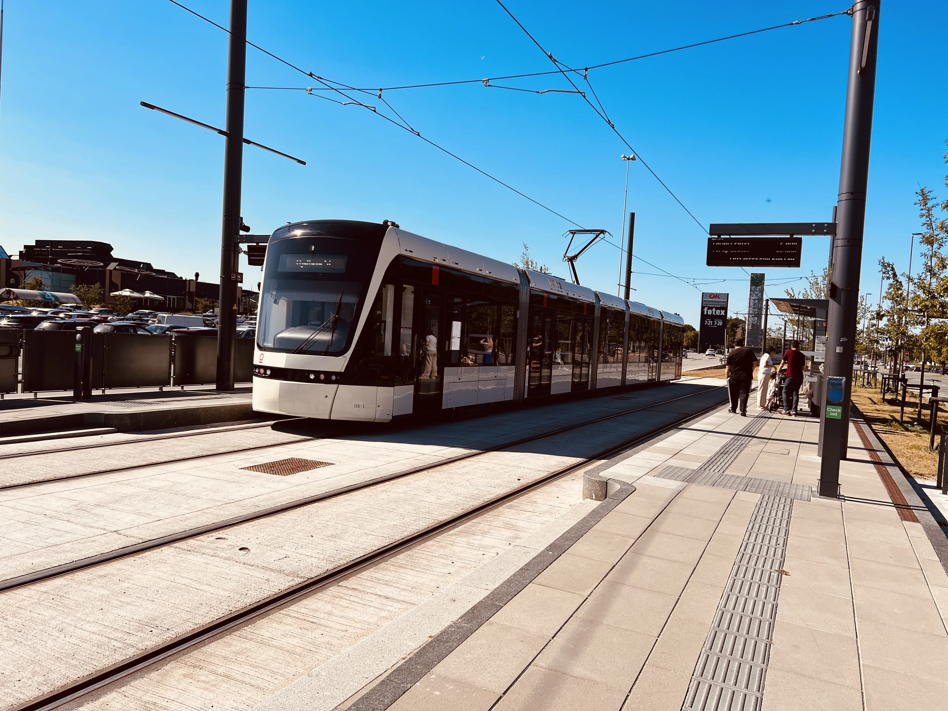 Billede af Odense Letbane togsæt 06 fotograferet ud for Rosengårdcentret Letbanestation.