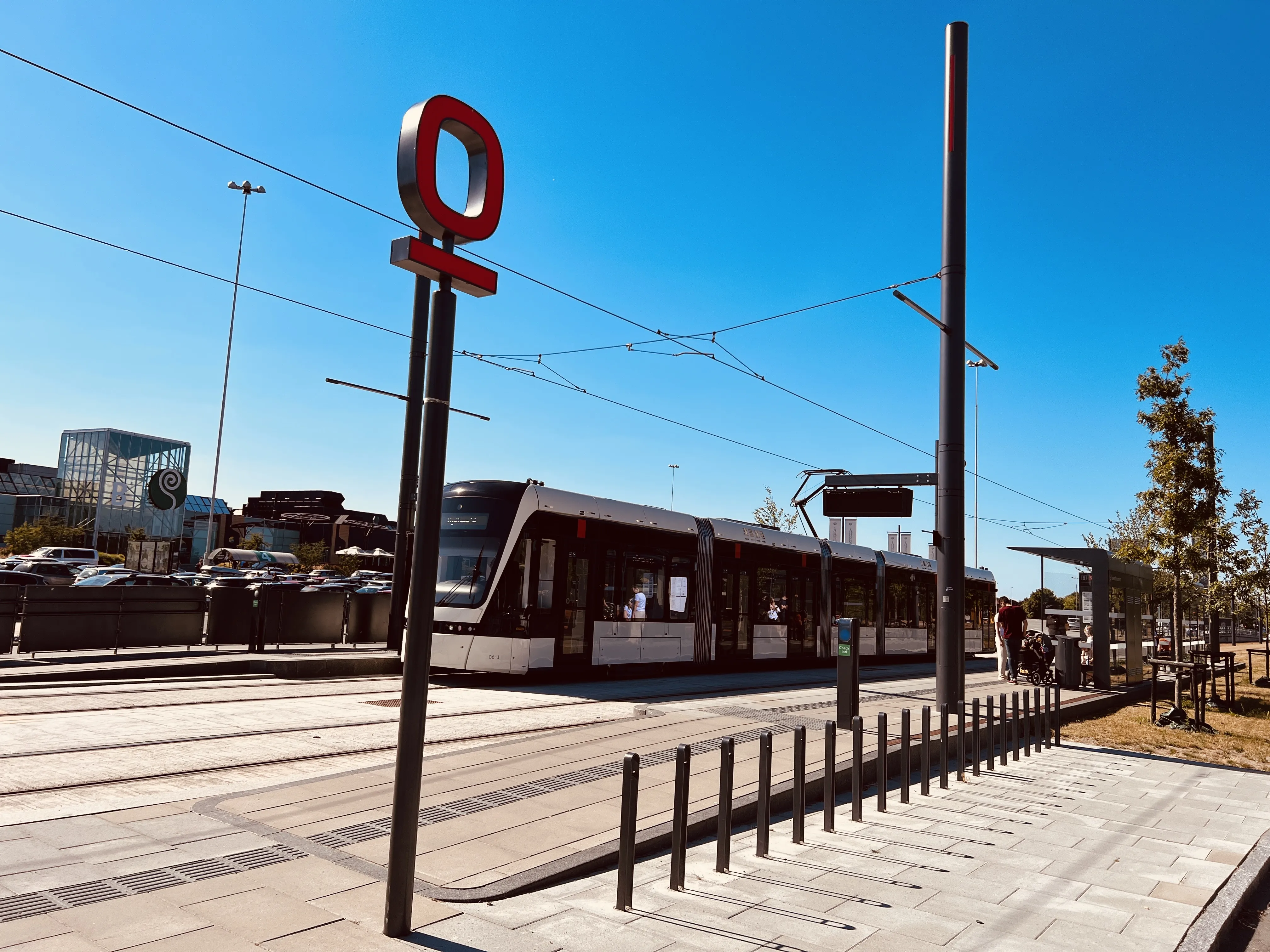 Billede af Odense Letbane togsæt 06 fotograferet ud for Rosengårdcentret Letbanestation.