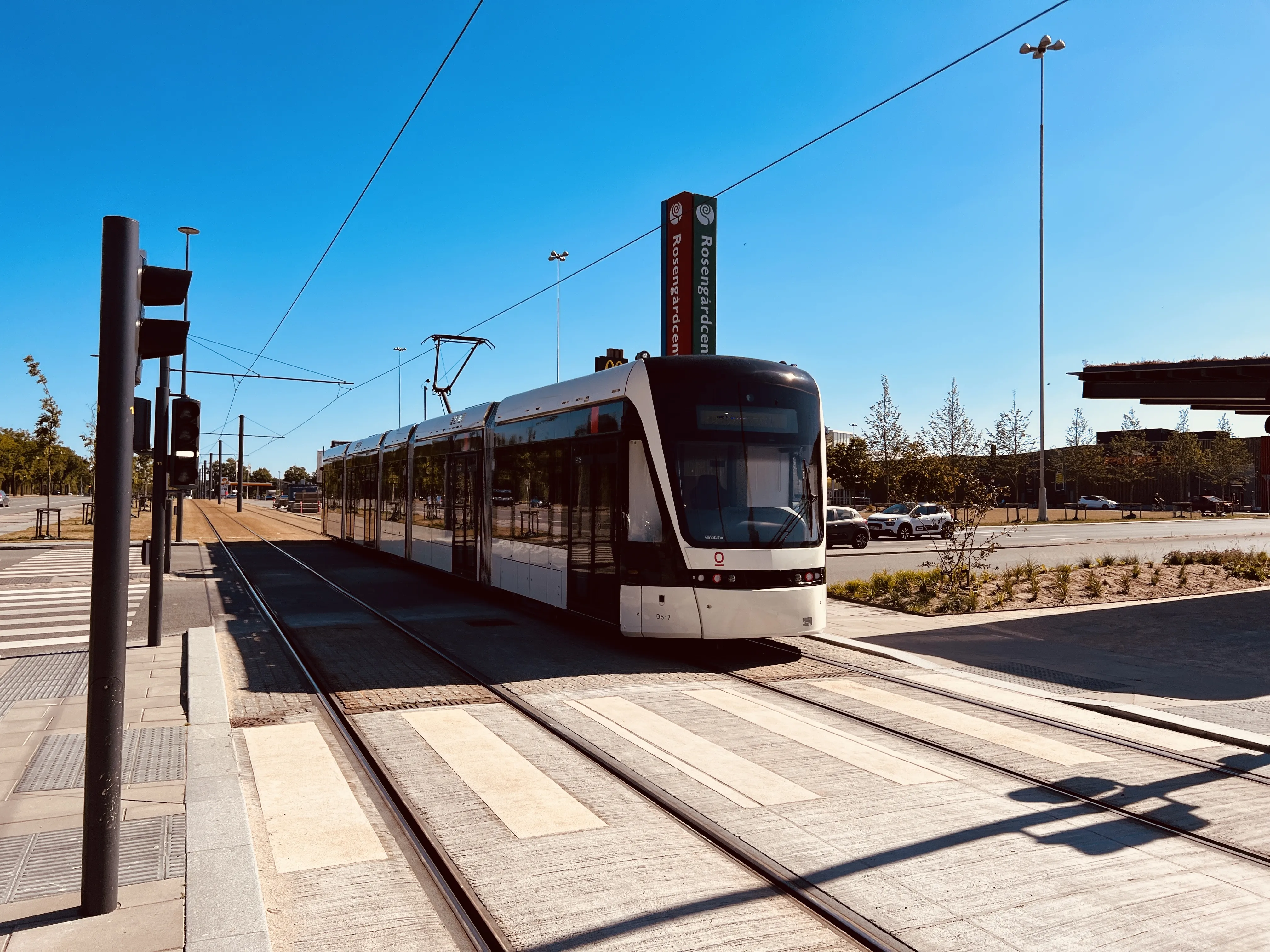 Billede af Odense Letbane togsæt 06 fotograferet ud for Rosengårdcentret Letbanestation.