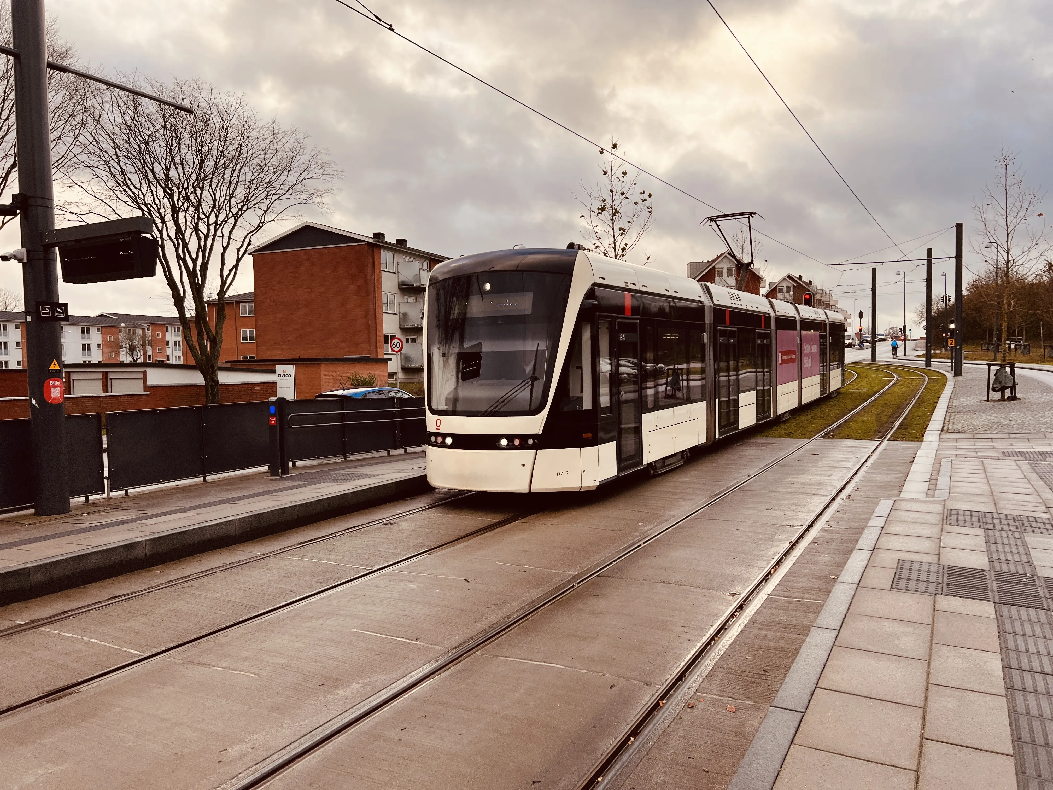 Billede af Odense Letbane togsæt 07 fotograferet ud for Højstrup Letbanestation.