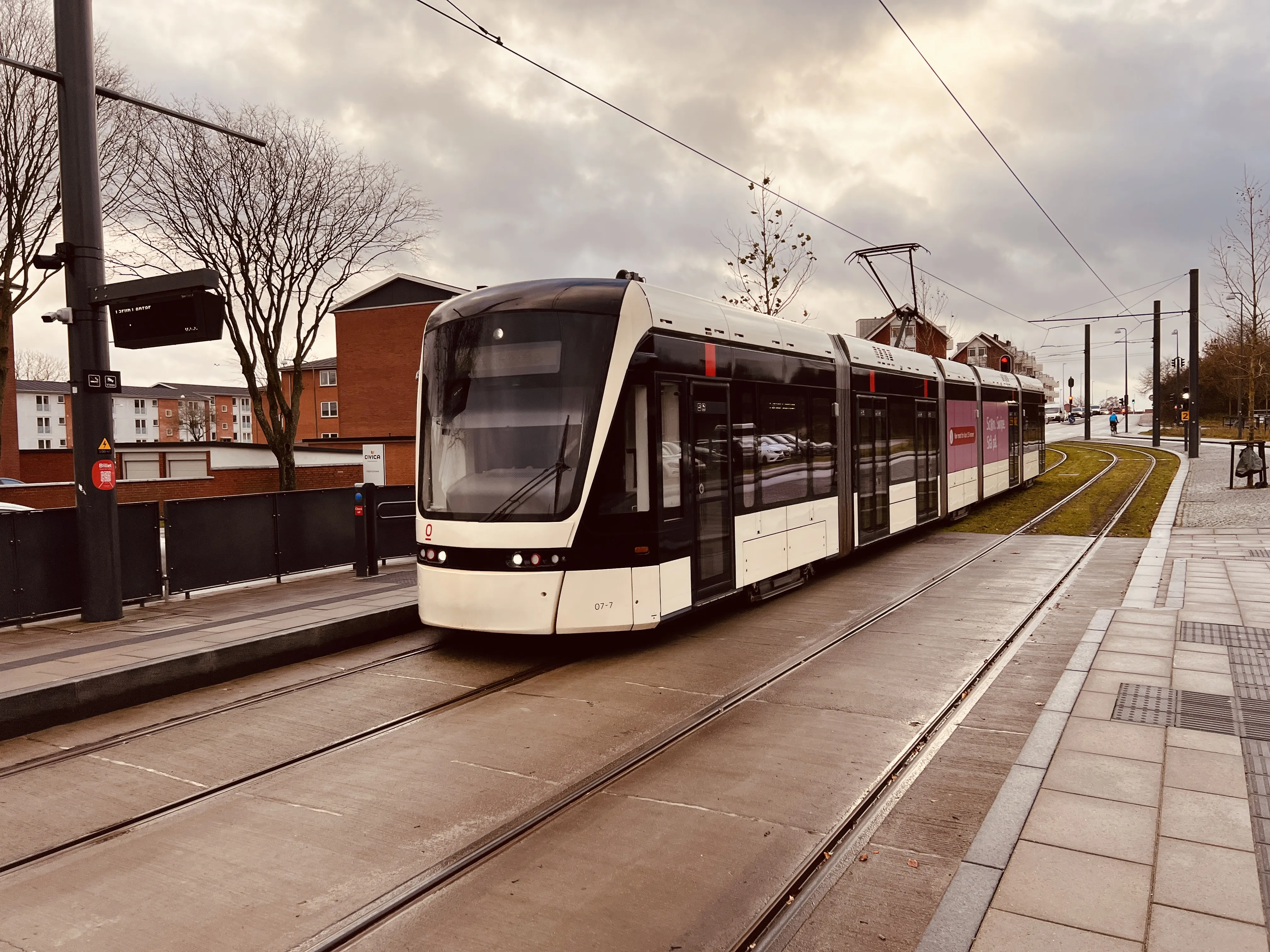 Billede af Odense Letbane togsæt 07 fotograferet ud for Højstrup Letbanestation.