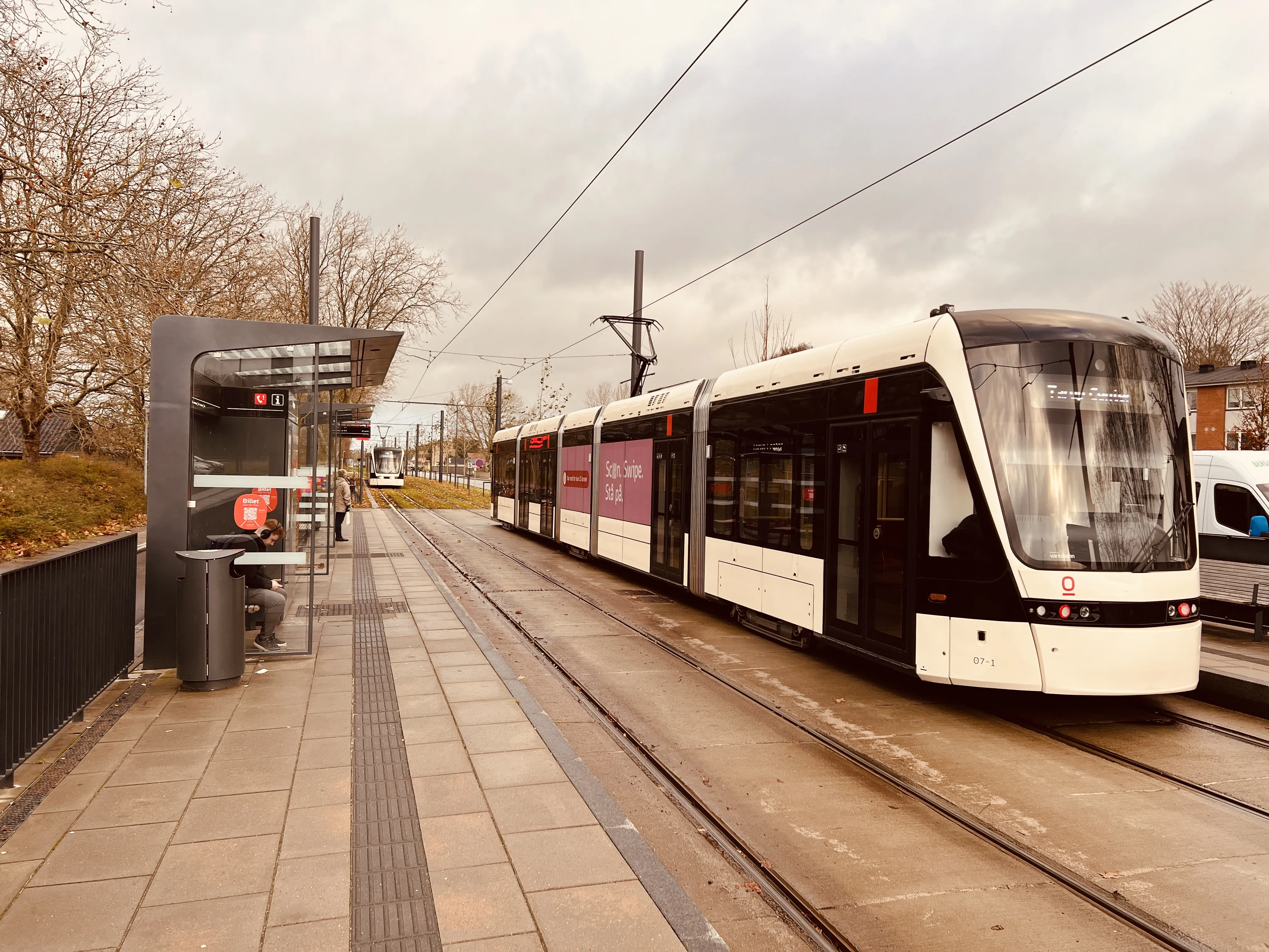 Billede af Odense Letbane togsæt 07 fotograferet ud for Højstrup Letbanestation.