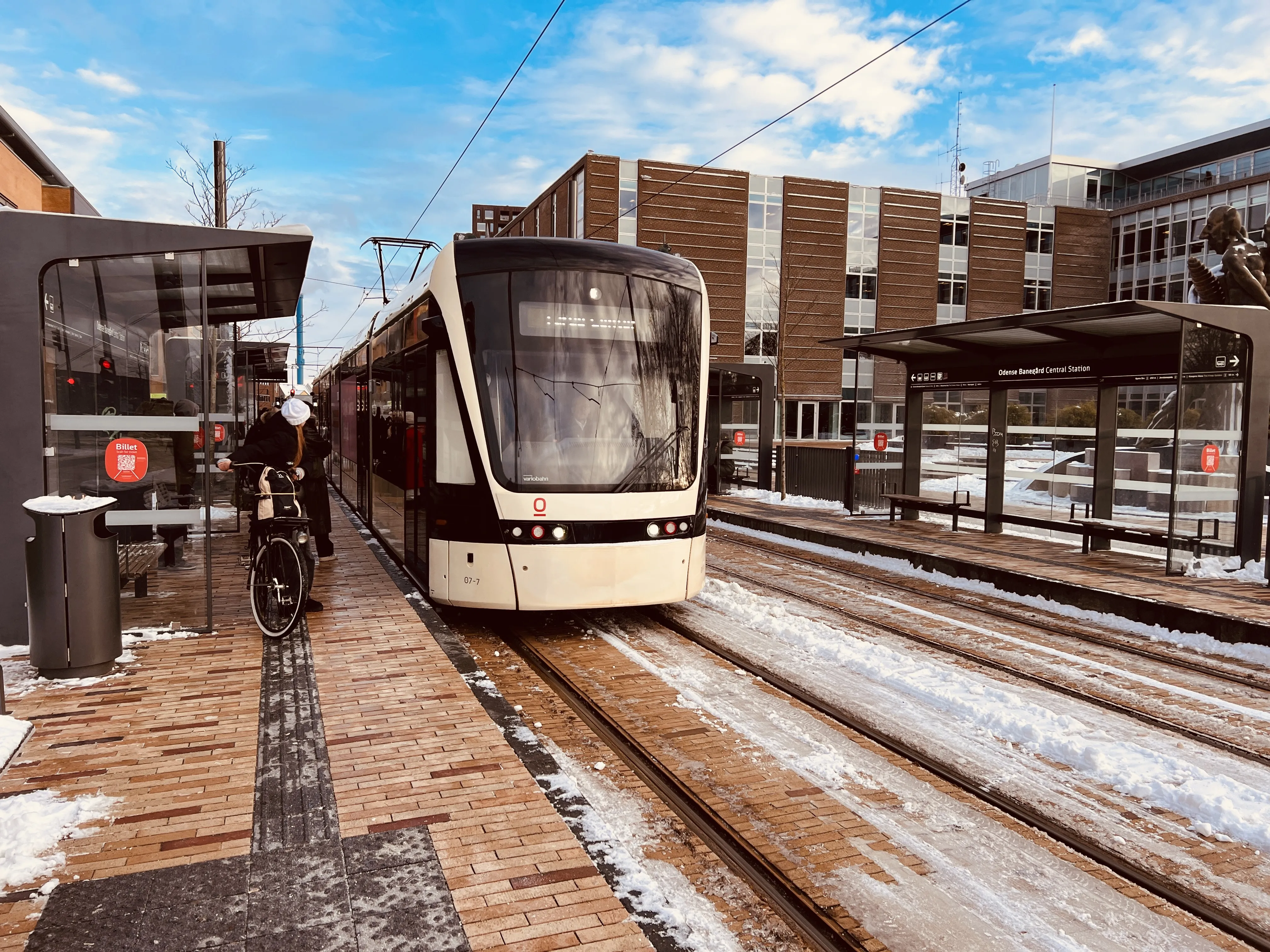 Billede af Odense Letbane togsæt 07 fotograferet ud for Odense Banegård Letbanestation.